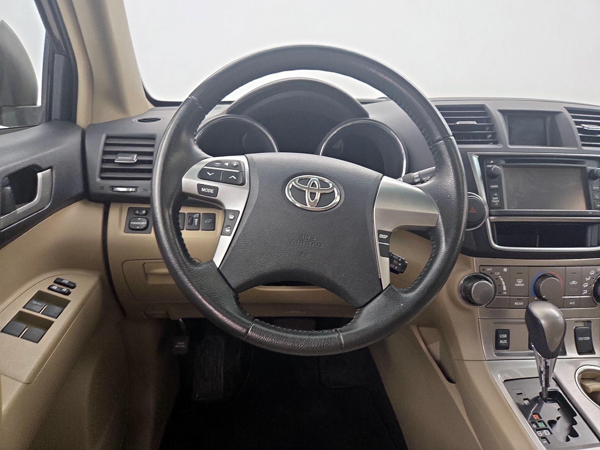 Thumbnail: 2013 Toyota Highlander - 10