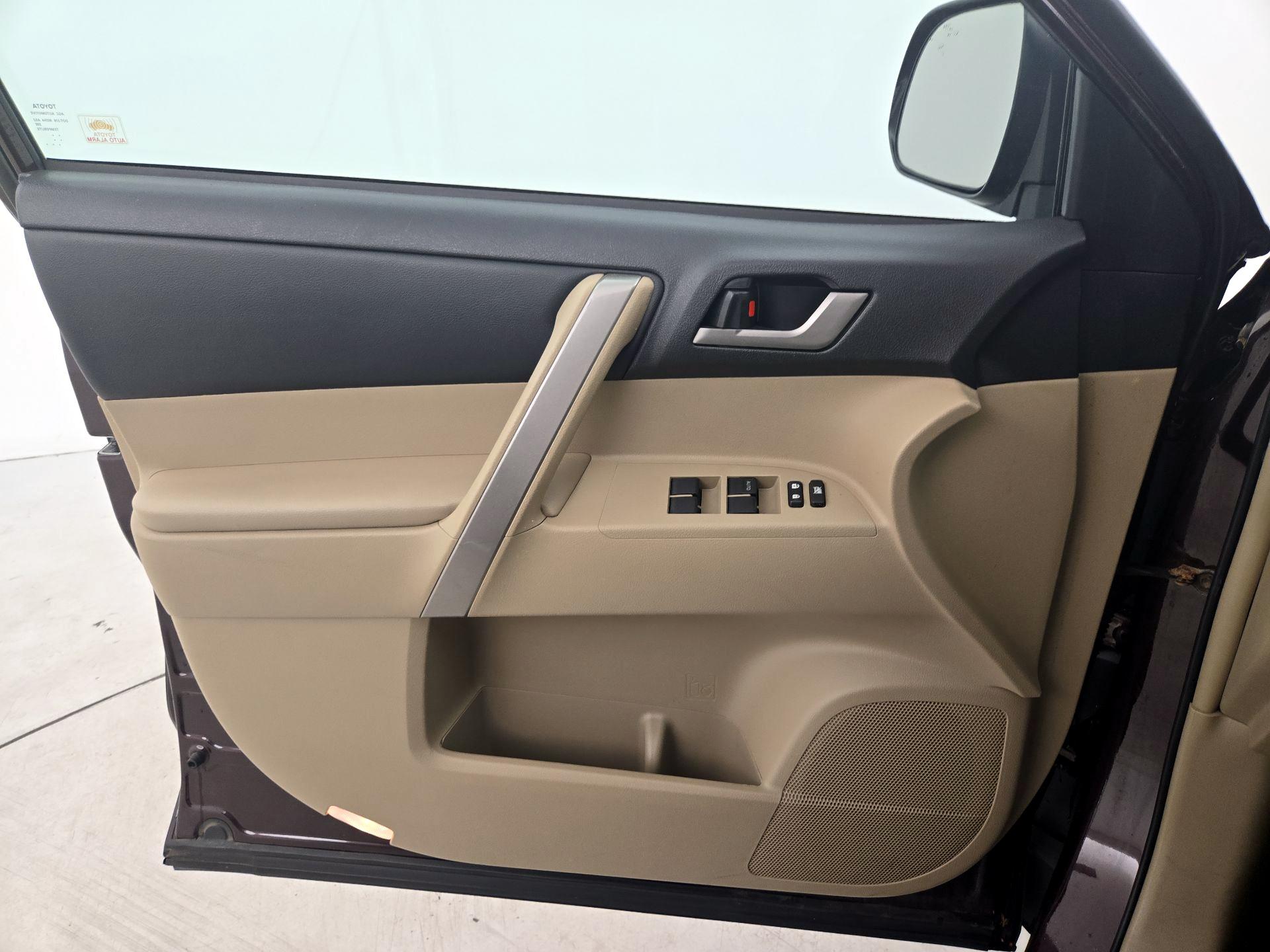 Thumbnail: 2013 Toyota Highlander - 12