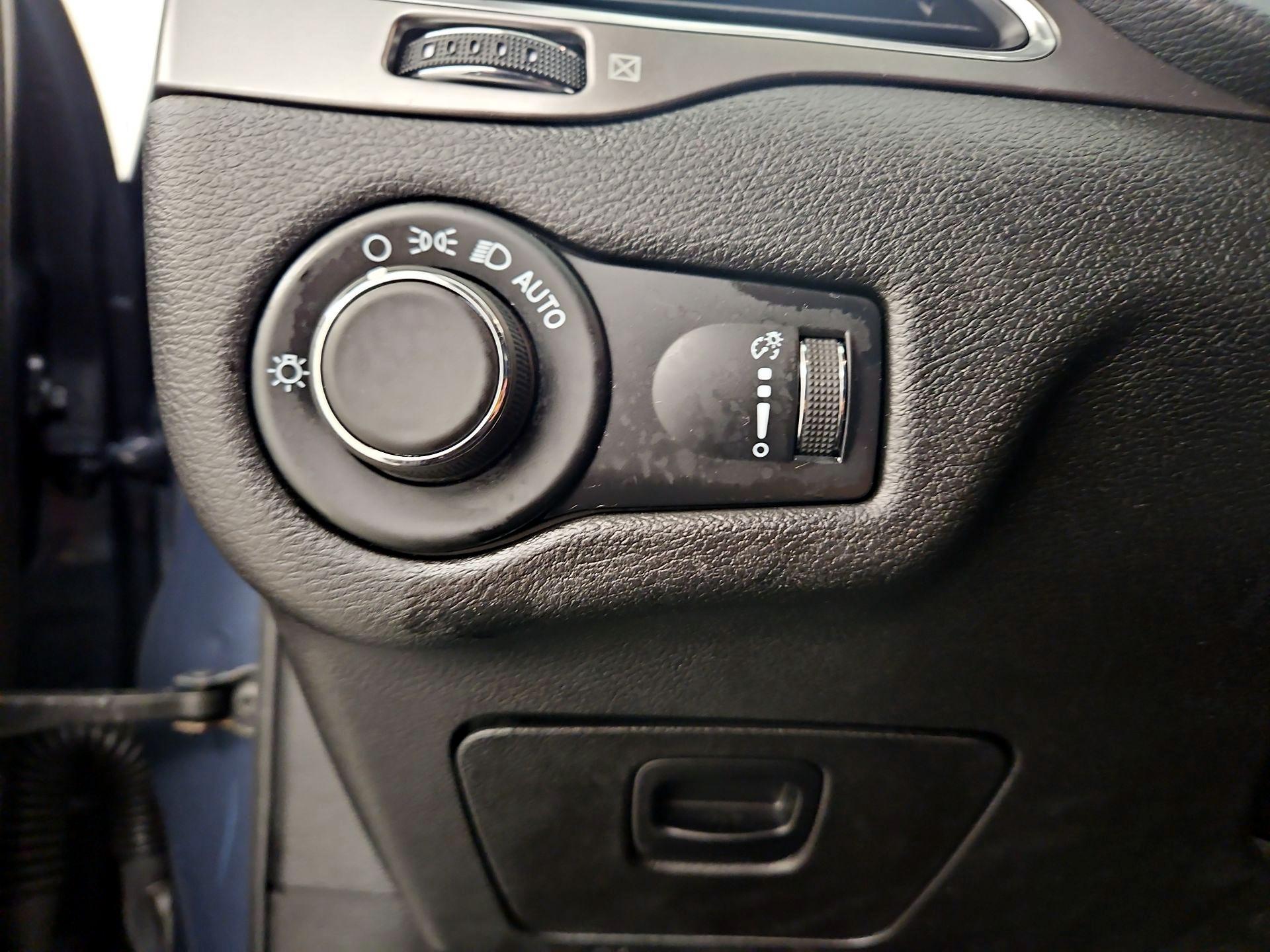 Thumbnail: 2021 Jeep Cherokee - 13