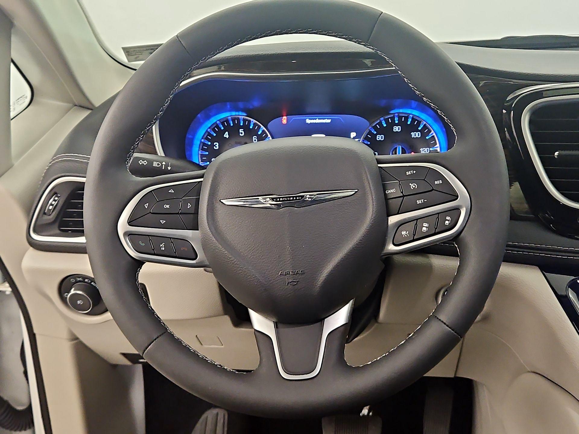 Thumbnail: 2023 Chrysler Pacifica - 10