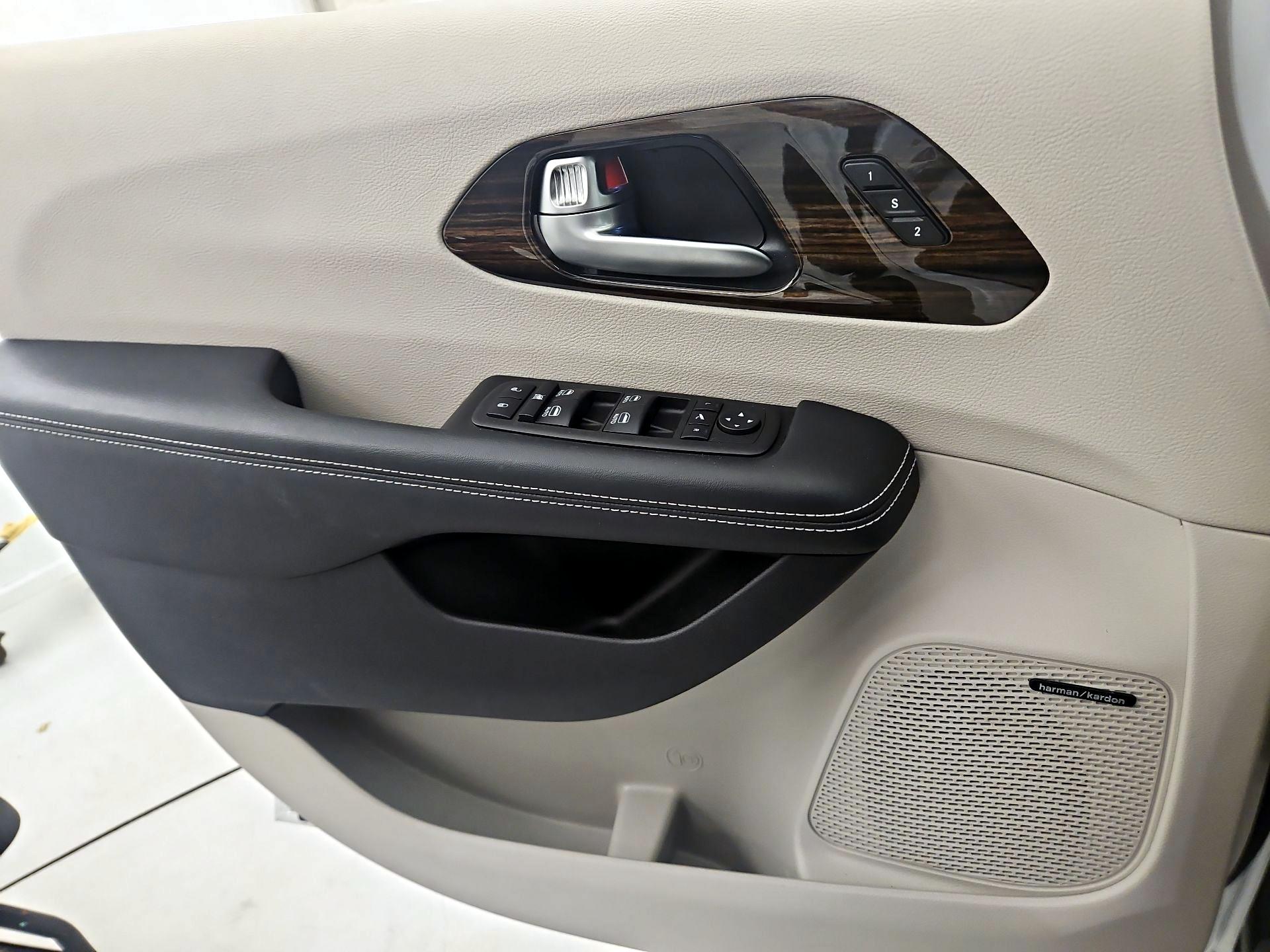 Thumbnail: 2023 Chrysler Pacifica - 12