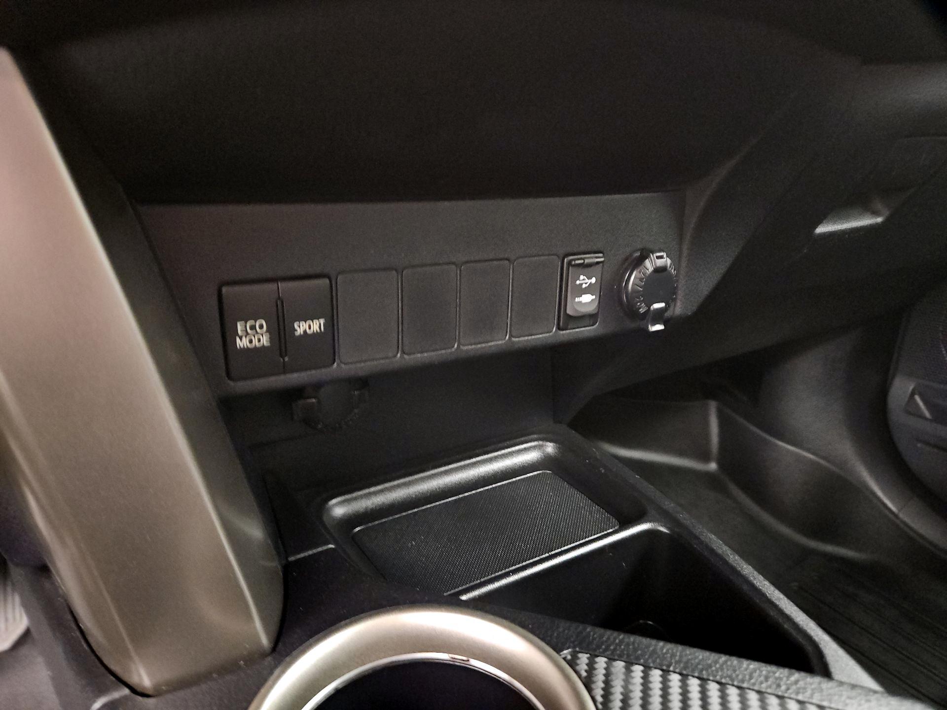 Thumbnail: 2014 Toyota RAV4 - 18