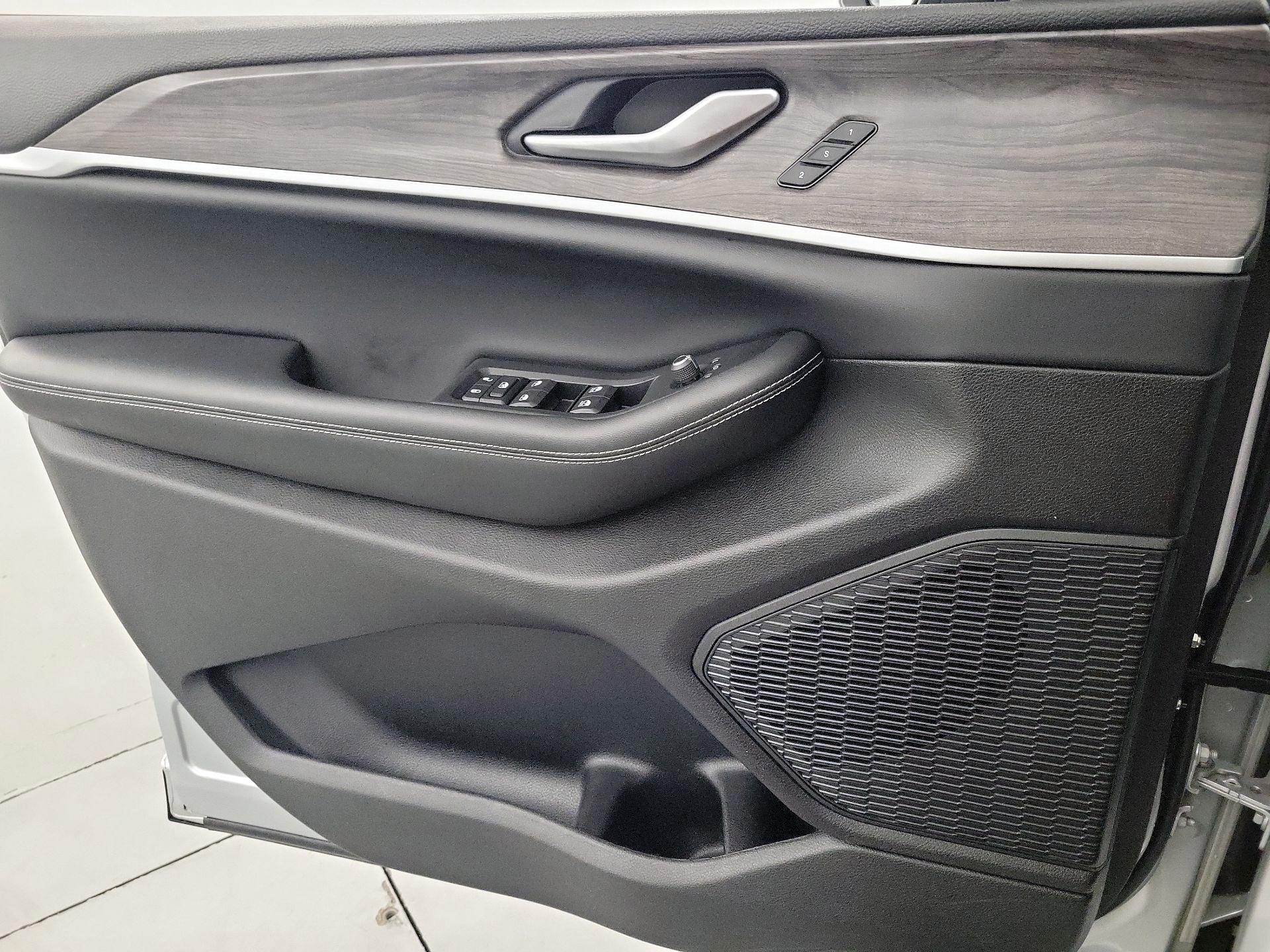 Thumbnail: 2023 Jeep Grand Cherokee L - 12