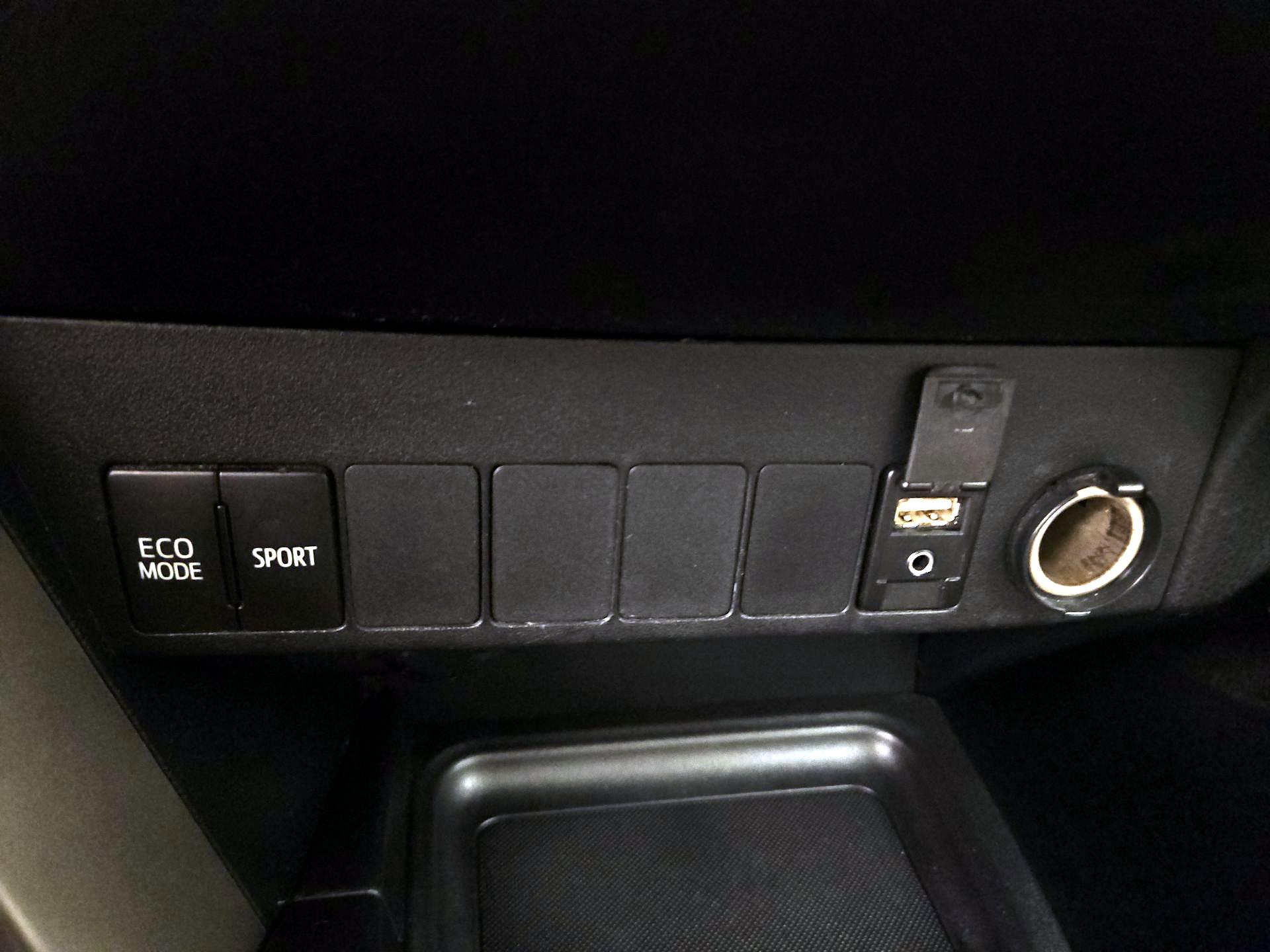 Thumbnail: 2015 Toyota RAV4 - 18