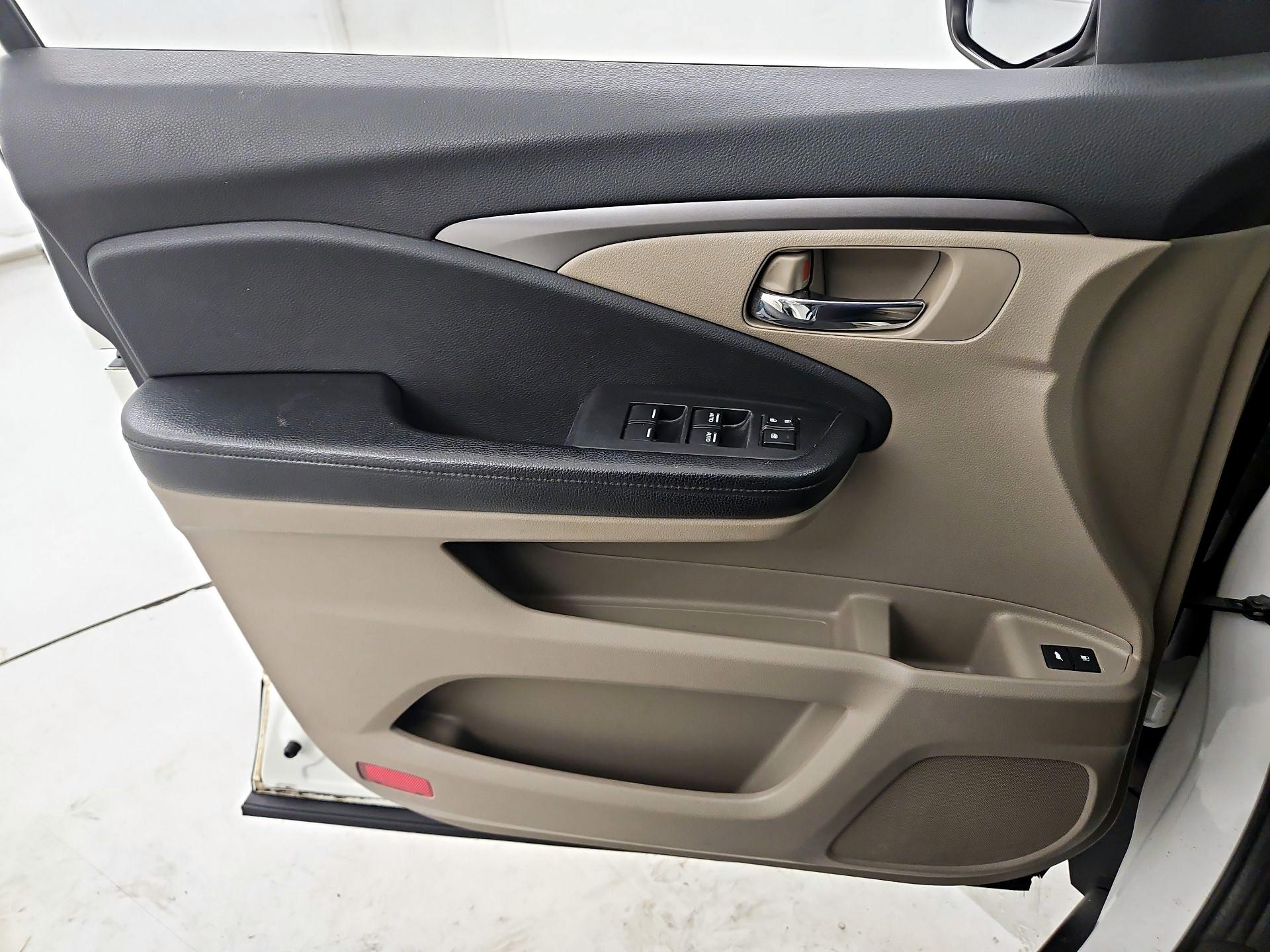 Thumbnail: 2017 Honda Pilot - 12