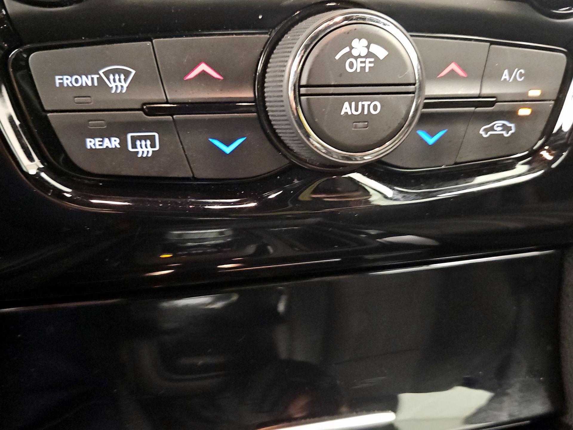 Thumbnail: 2019 Chrysler 300 - 17