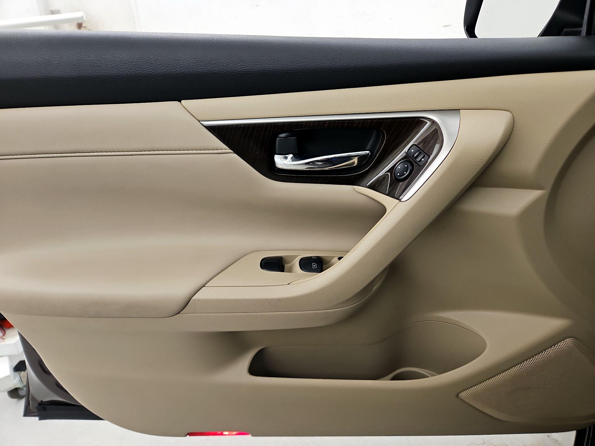 Thumbnail: 2015 Nissan Altima - 12