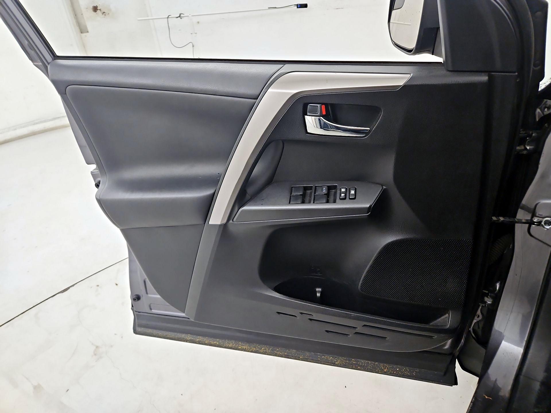 Thumbnail: 2016 Toyota RAV4 - 12