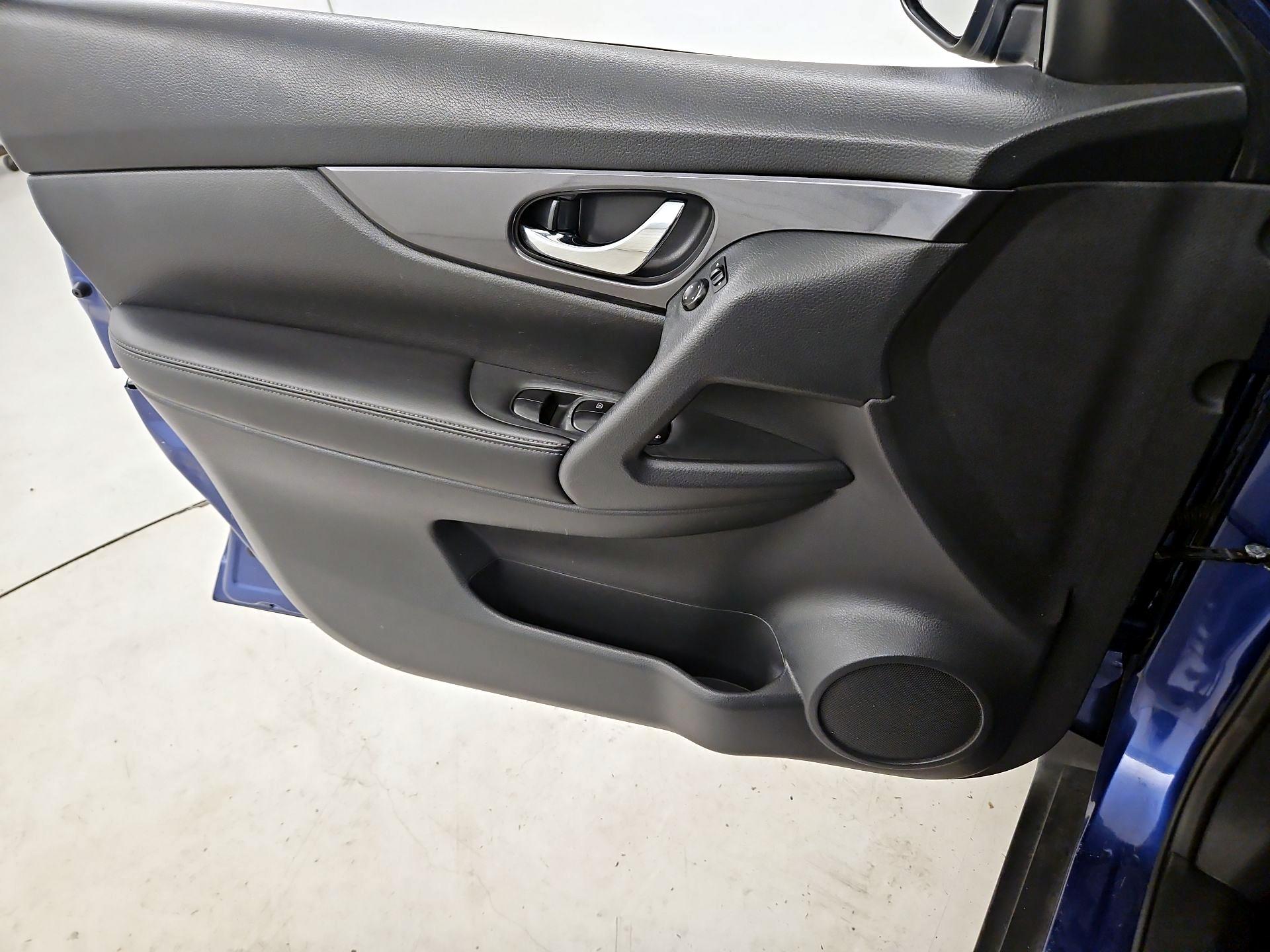 Thumbnail: 2017 Nissan Rogue - 12