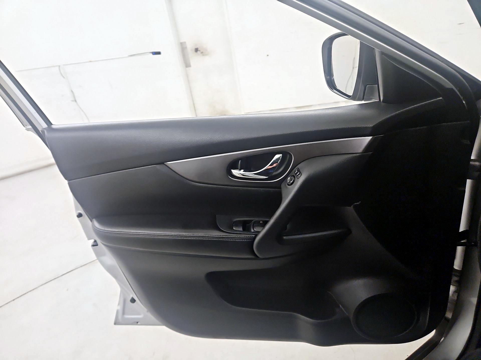 Thumbnail: 2016 Nissan Rogue - 12