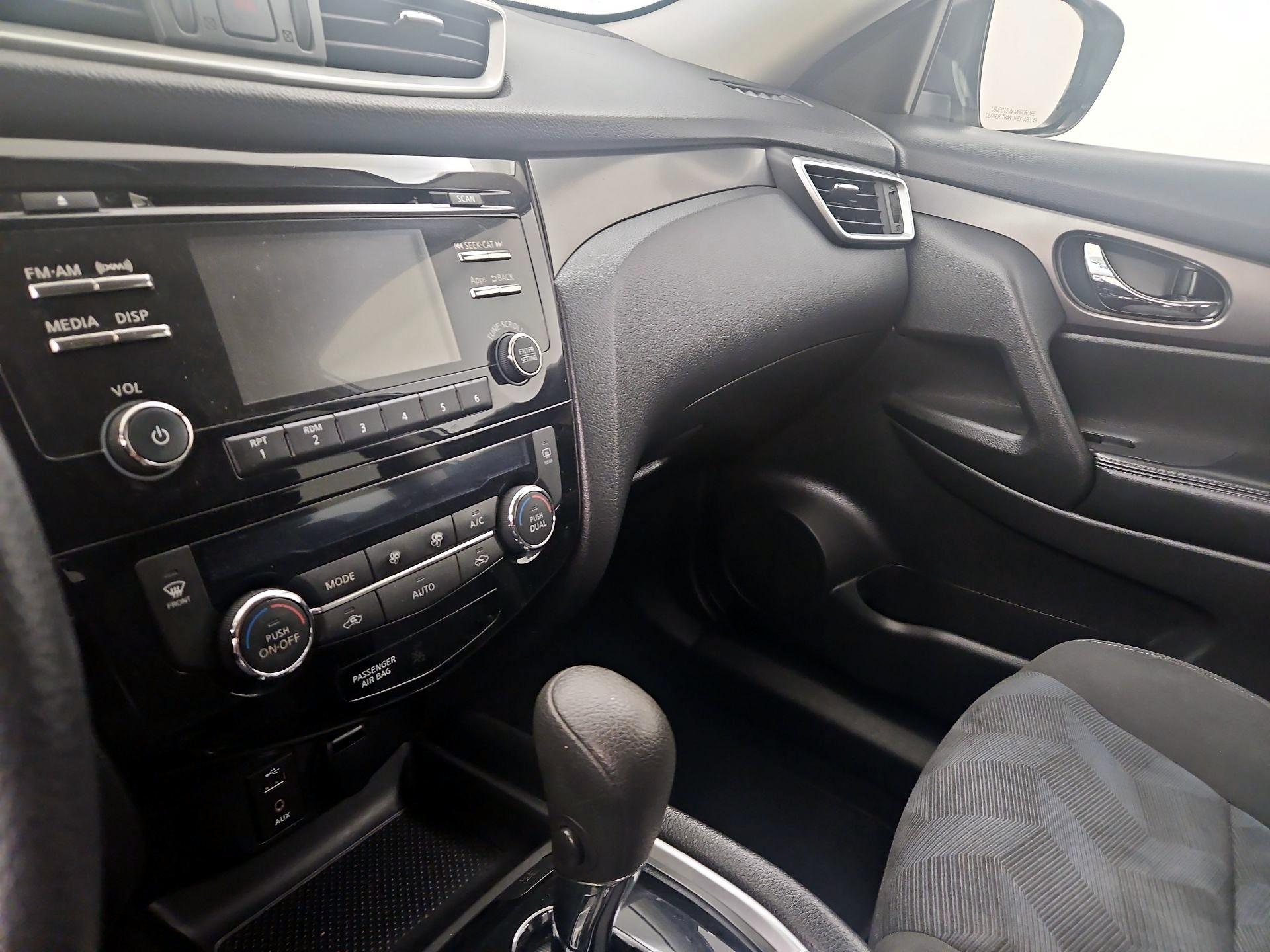 Thumbnail: 2016 Nissan Rogue - 16