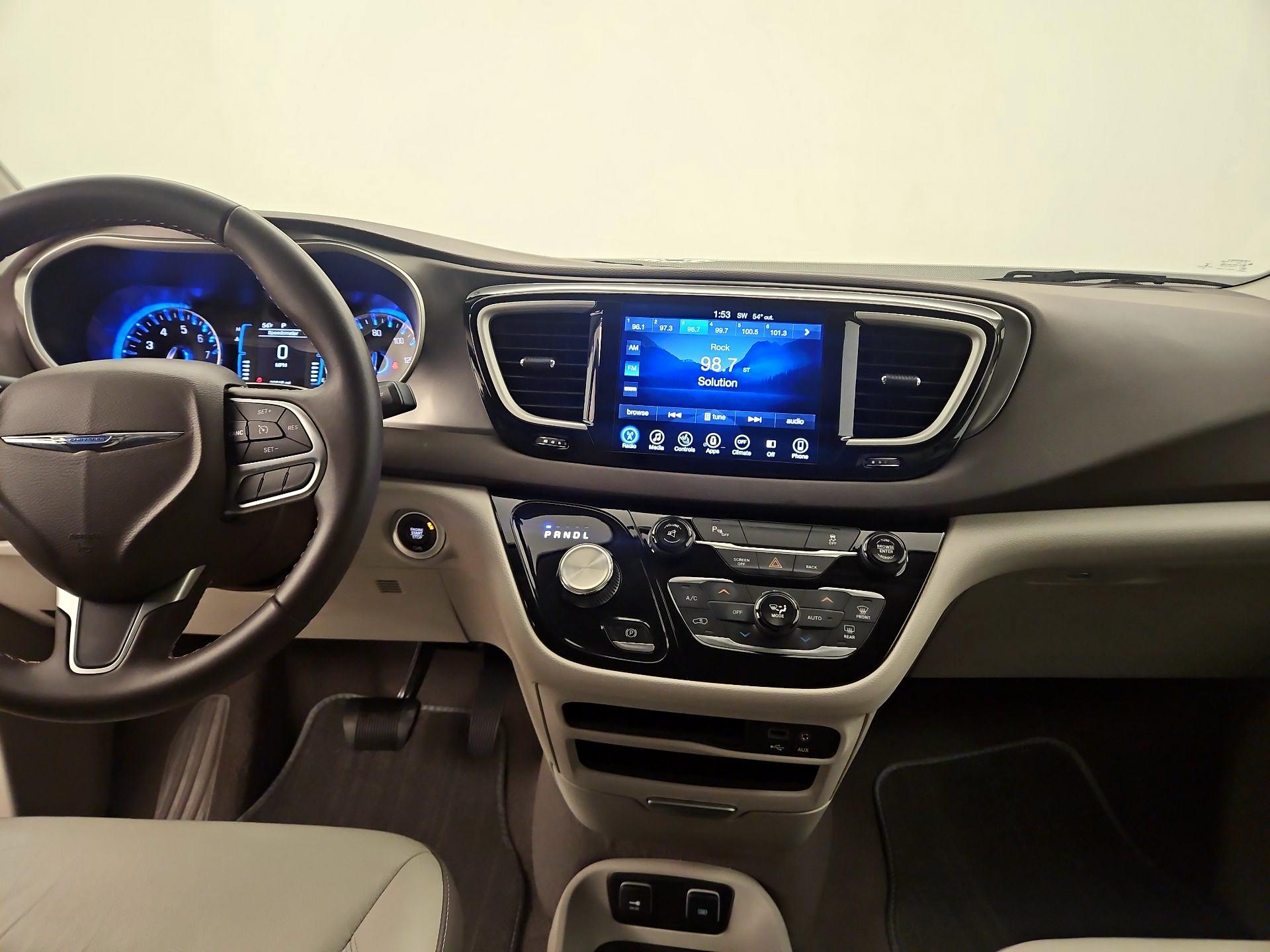 Thumbnail: 2017 Chrysler Pacifica - 9