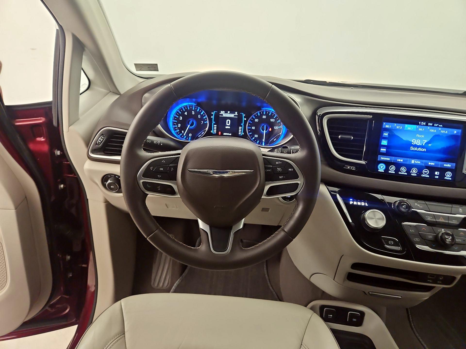 Thumbnail: 2017 Chrysler Pacifica - 10