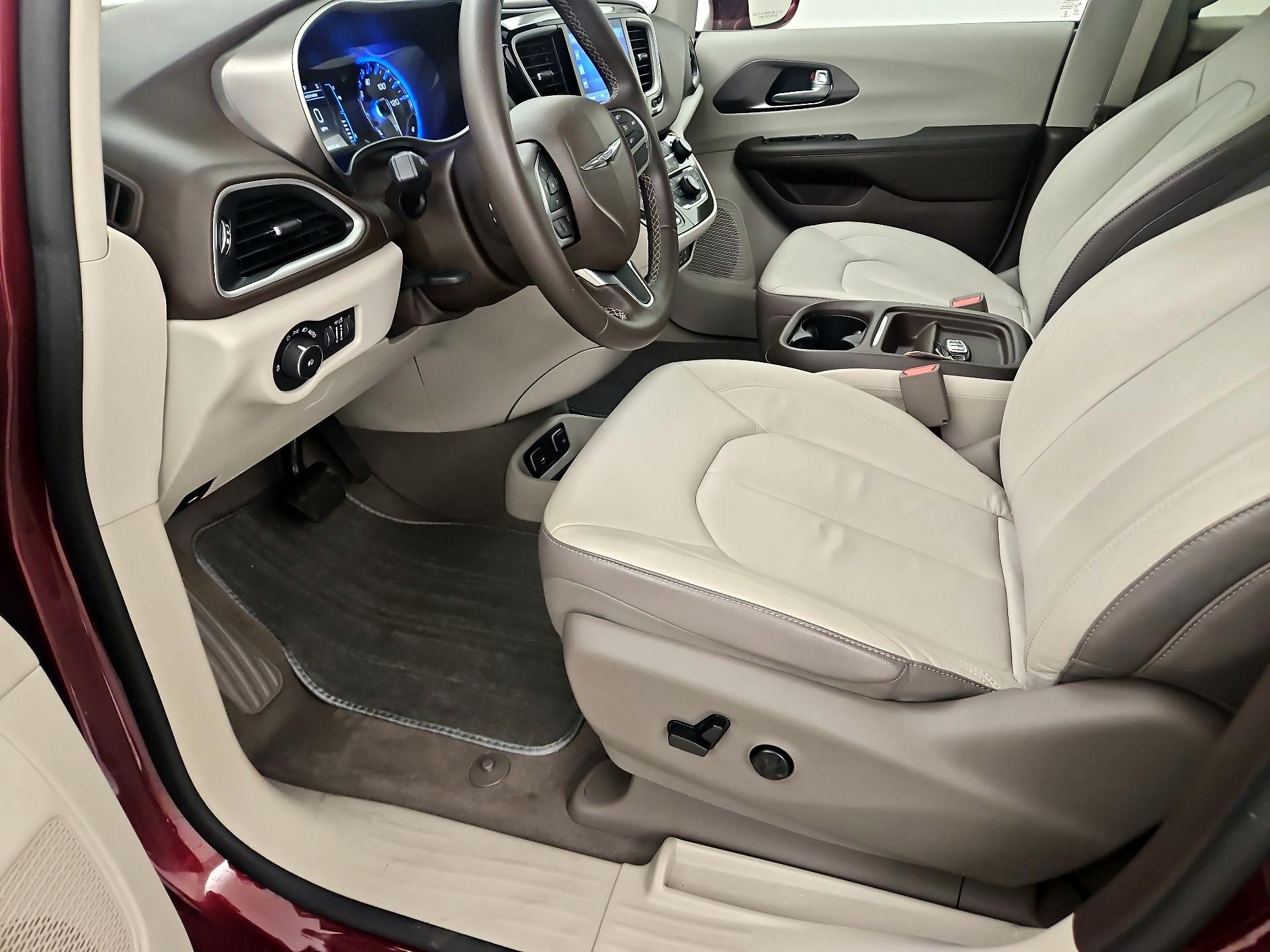 Thumbnail: 2017 Chrysler Pacifica - 11