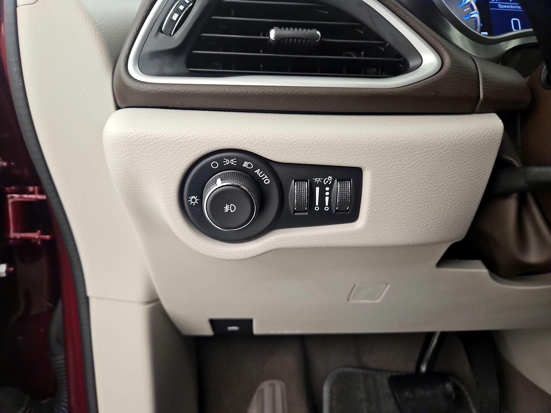 Thumbnail: 2017 Chrysler Pacifica - 13