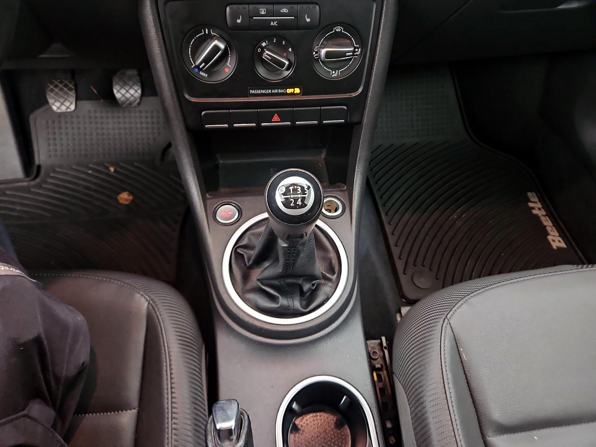 Thumbnail: 2014 Volkswagen Beetle - 17