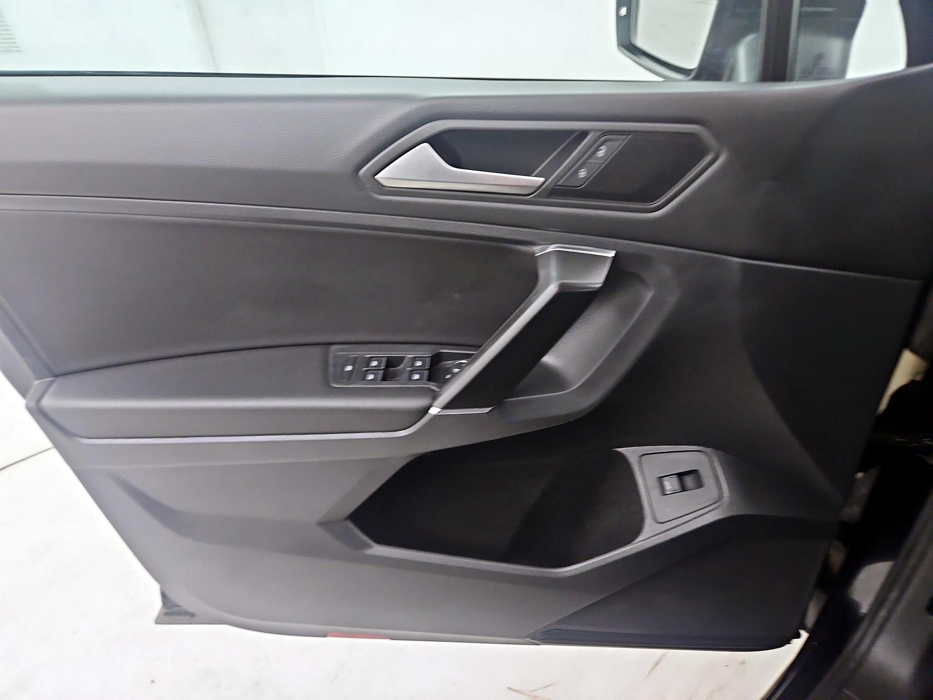 Thumbnail: 2020 Volkswagen Tiguan - 12