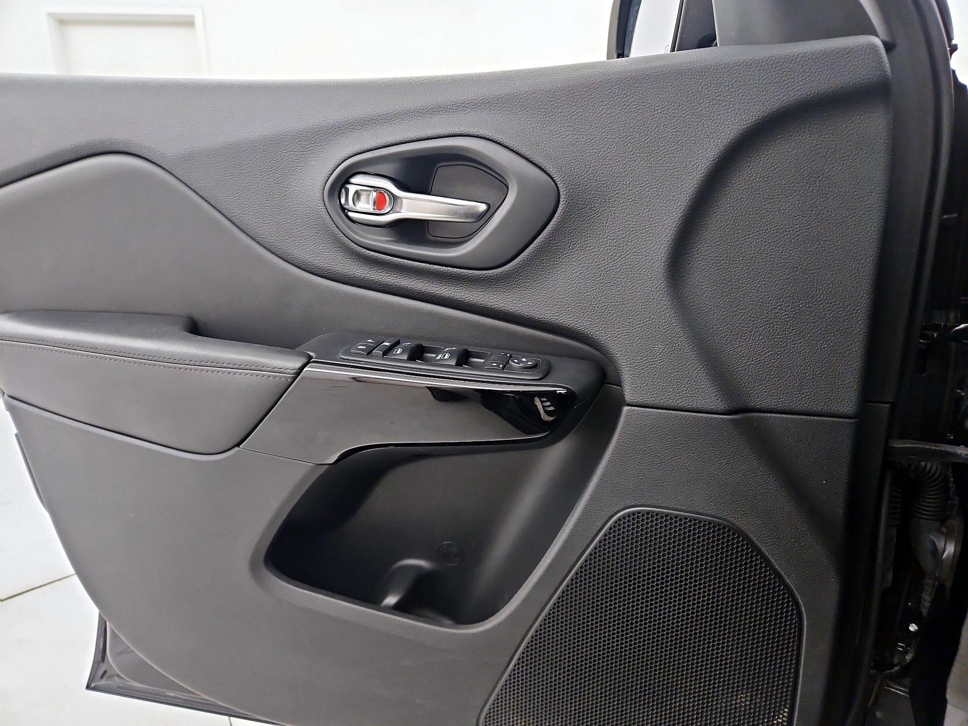 Thumbnail: 2019 Jeep Cherokee - 12