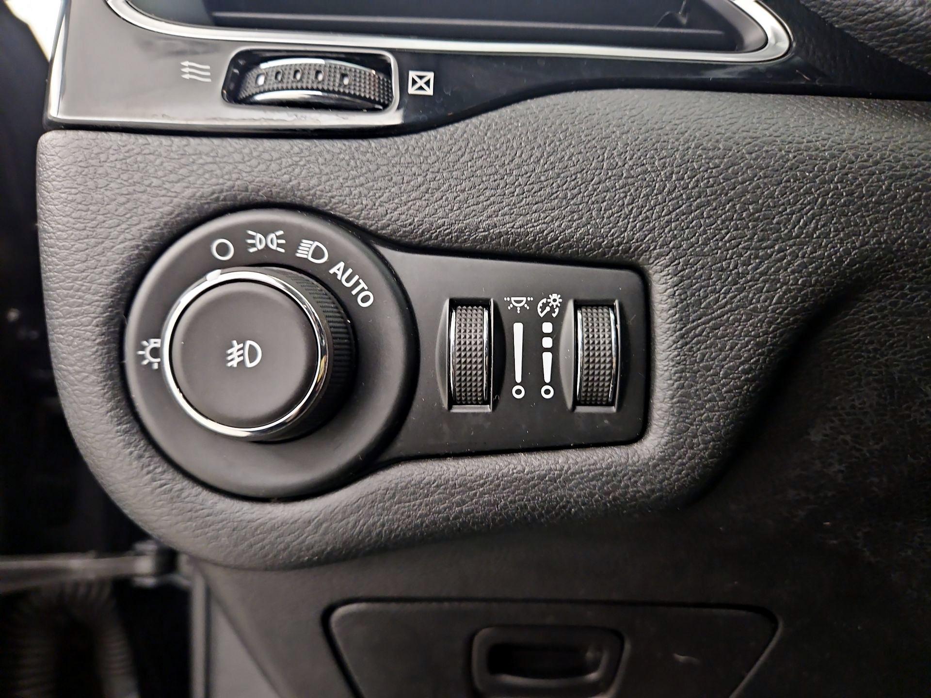 Thumbnail: 2019 Jeep Cherokee - 13