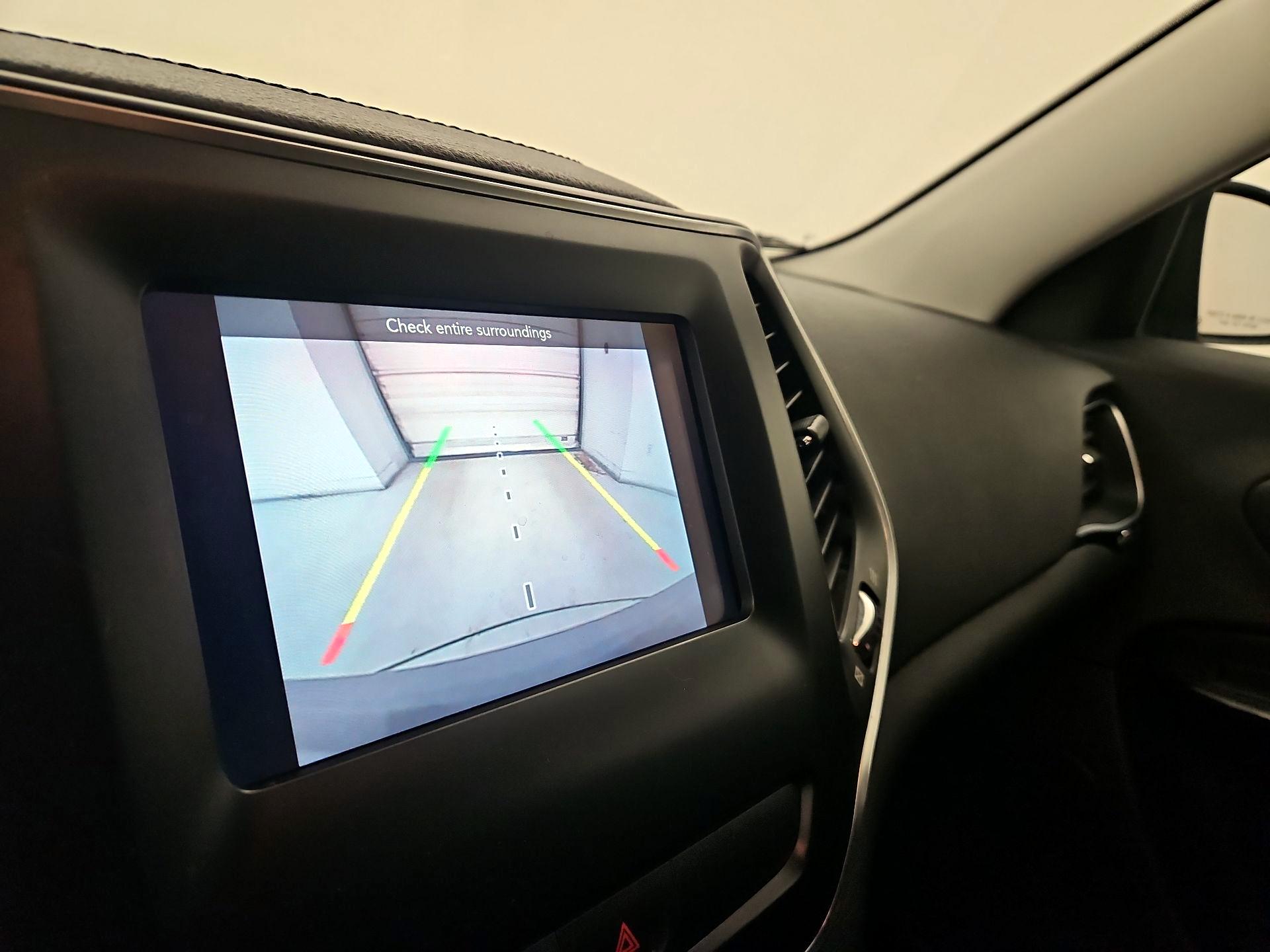 Thumbnail: 2019 Jeep Cherokee - 14