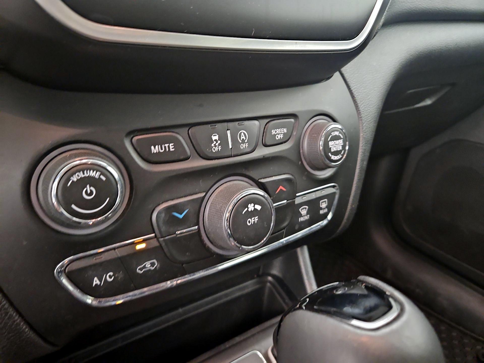 Thumbnail: 2019 Jeep Cherokee - 16