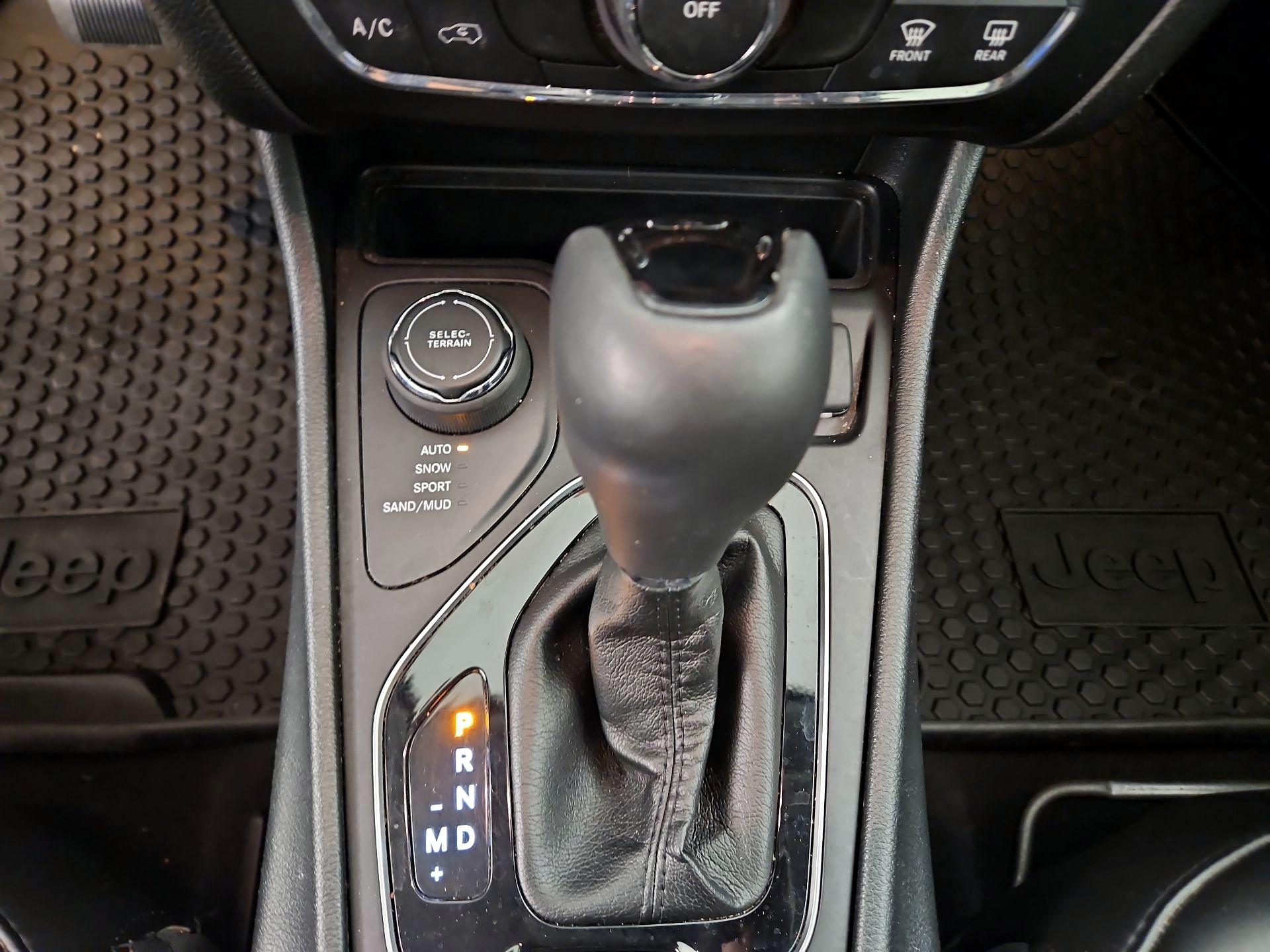 Thumbnail: 2019 Jeep Cherokee - 17