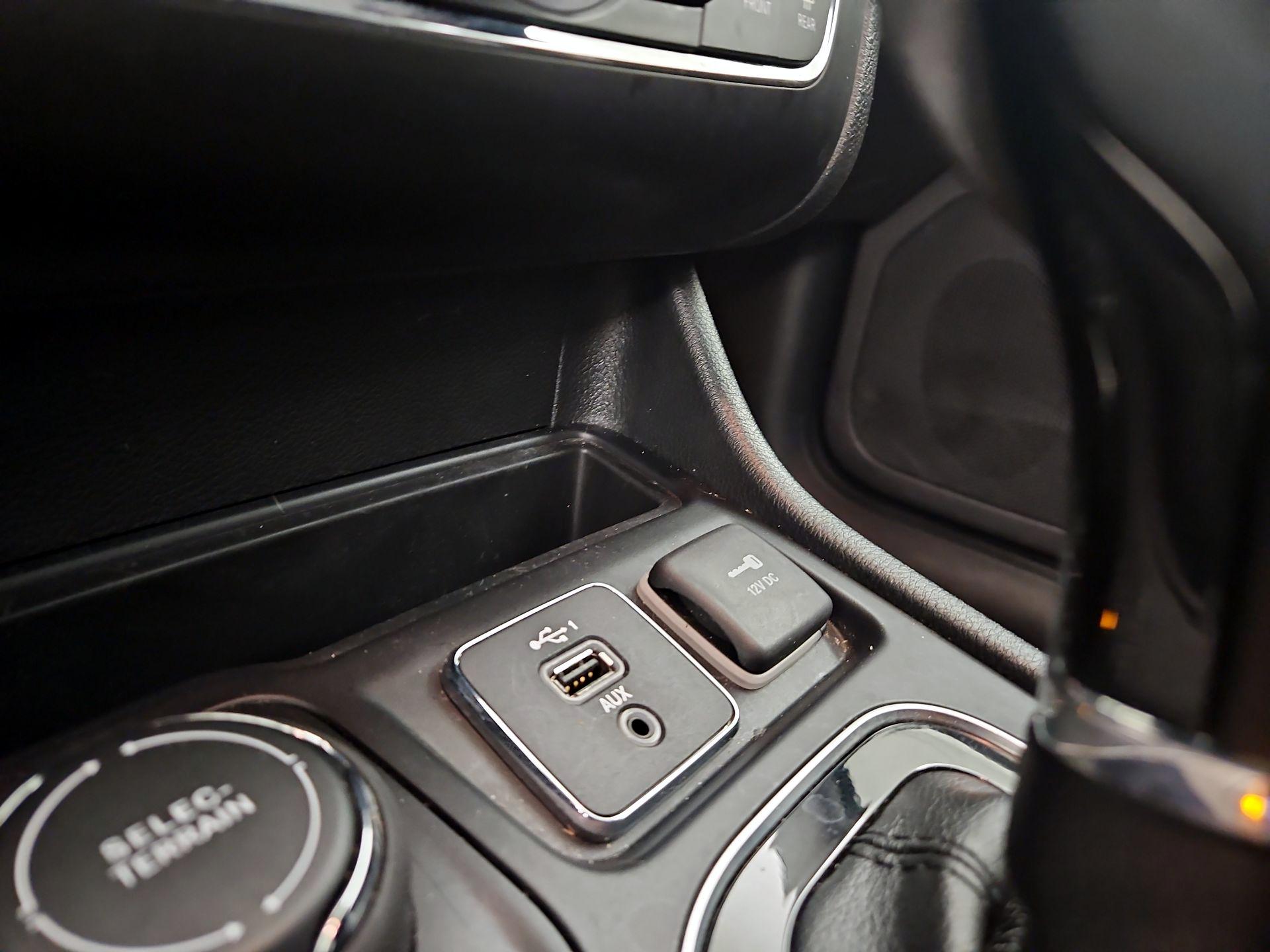 Thumbnail: 2019 Jeep Cherokee - 18