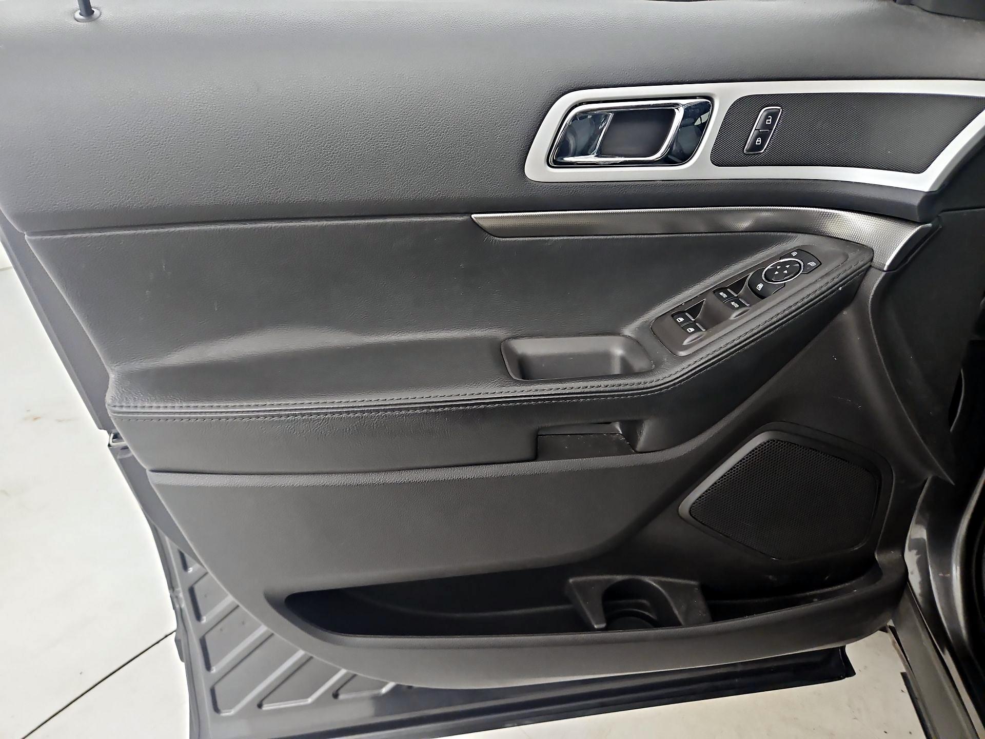 Thumbnail: 2015 Ford Explorer - 12