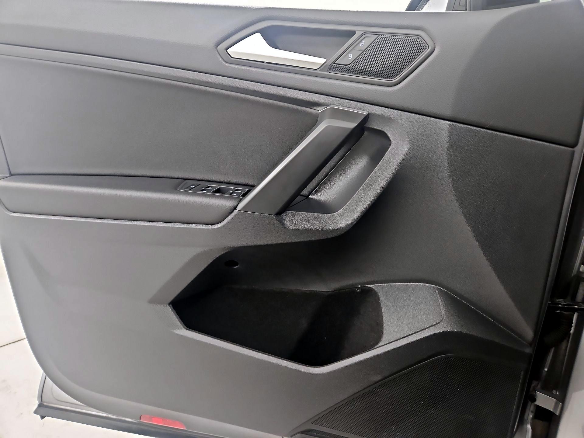 Thumbnail: 2021 Volkswagen Tiguan - 12