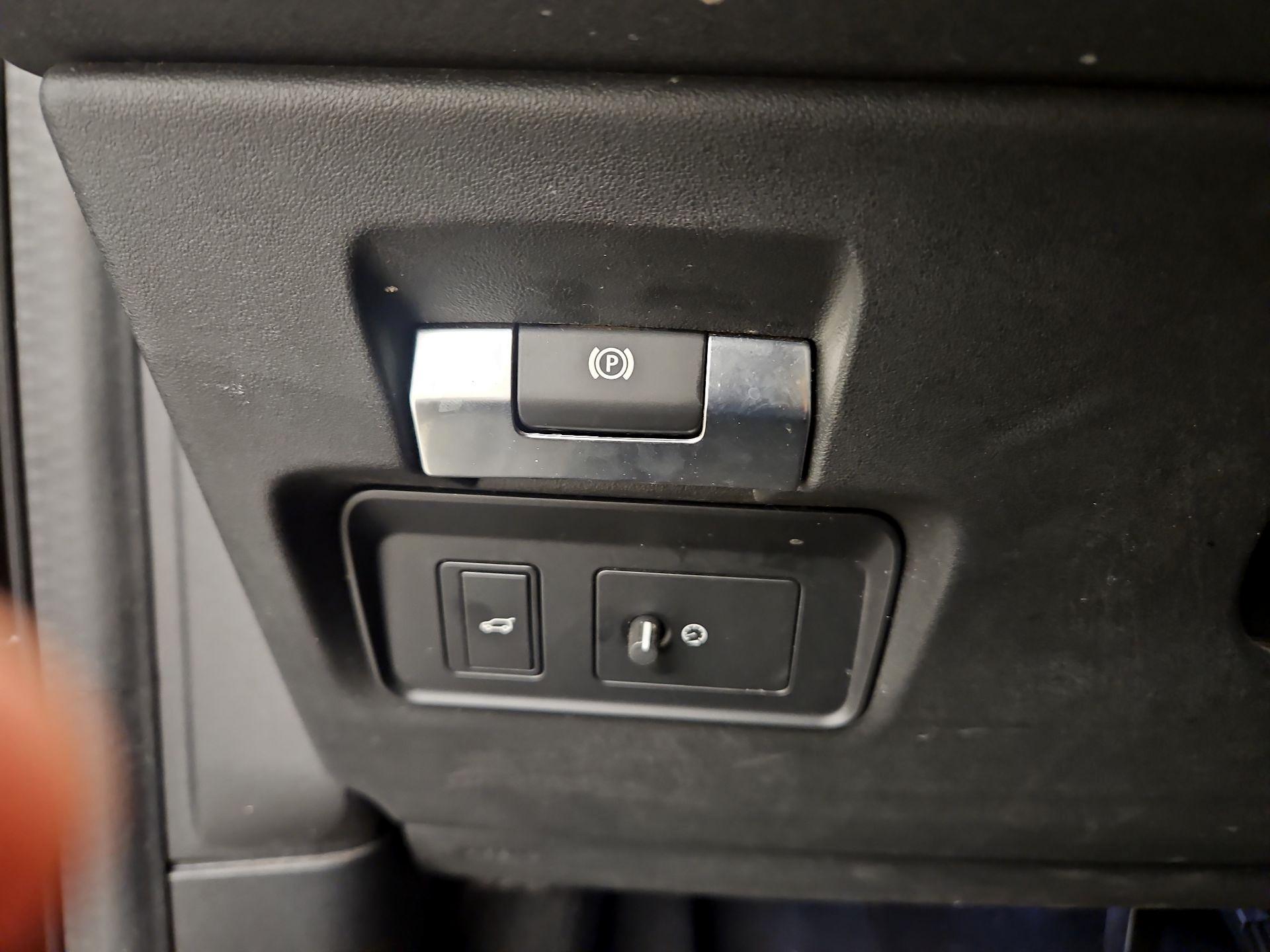 Thumbnail: 2020 Land Rover Discovery Sport - 13