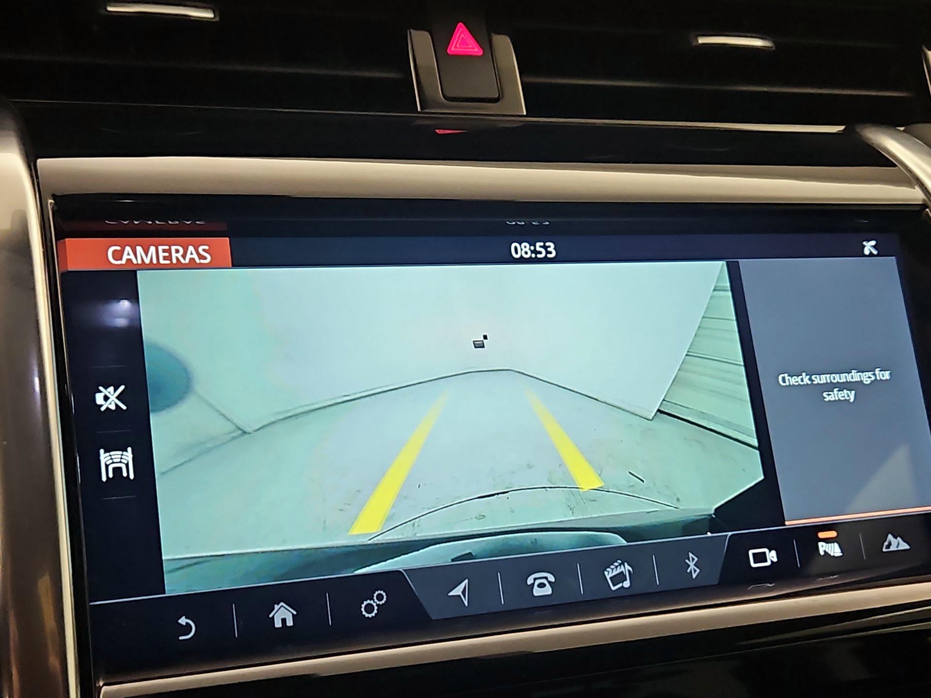 Thumbnail: 2020 Land Rover Discovery Sport - 15