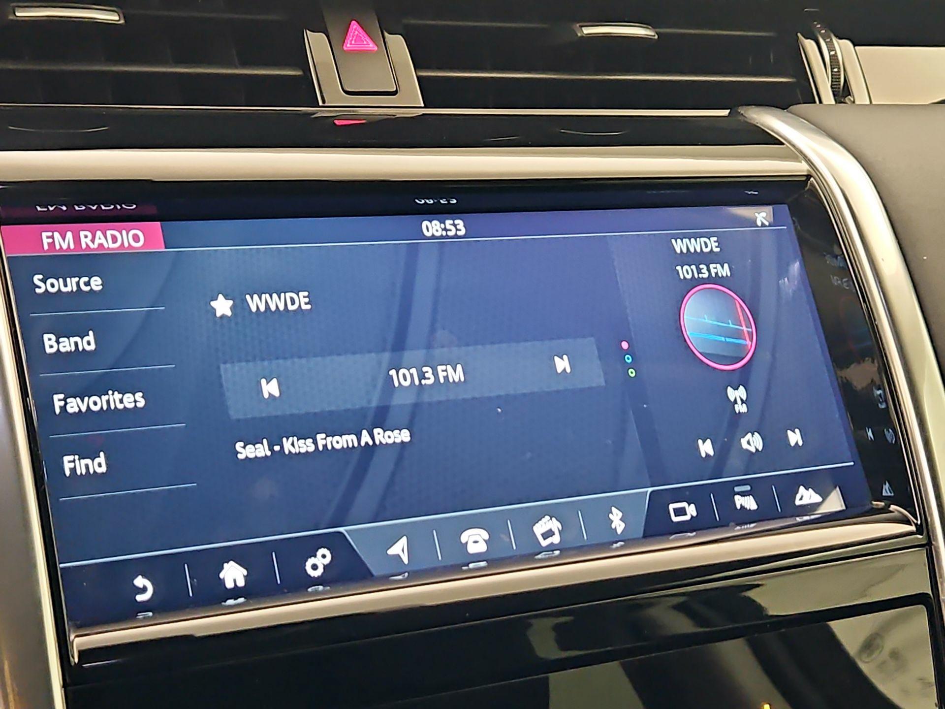 Thumbnail: 2020 Land Rover Discovery Sport - 16