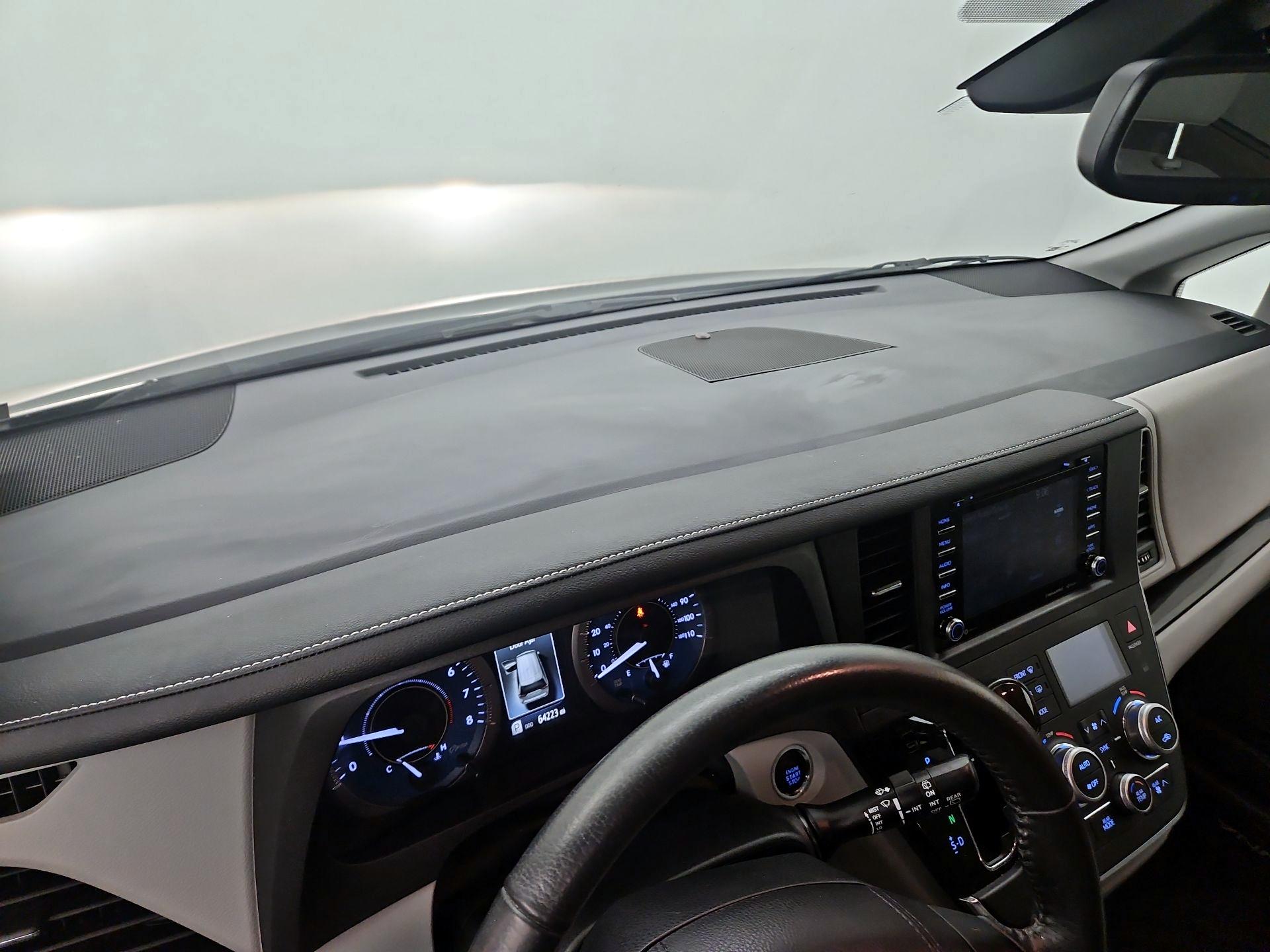 Thumbnail: 2018 Toyota Sienna - 9