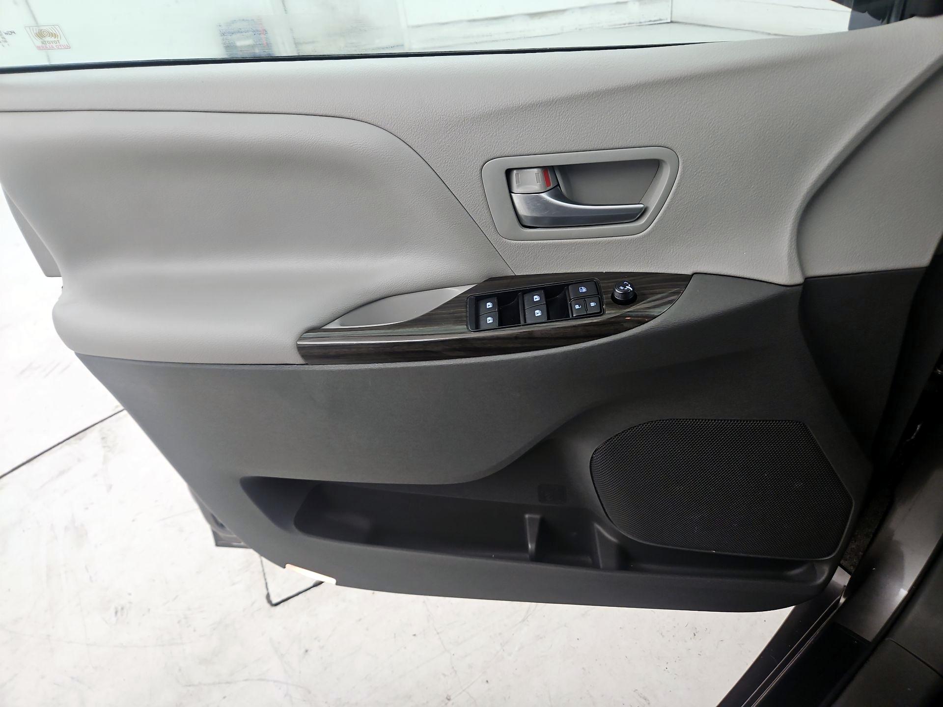 Thumbnail: 2018 Toyota Sienna - 12