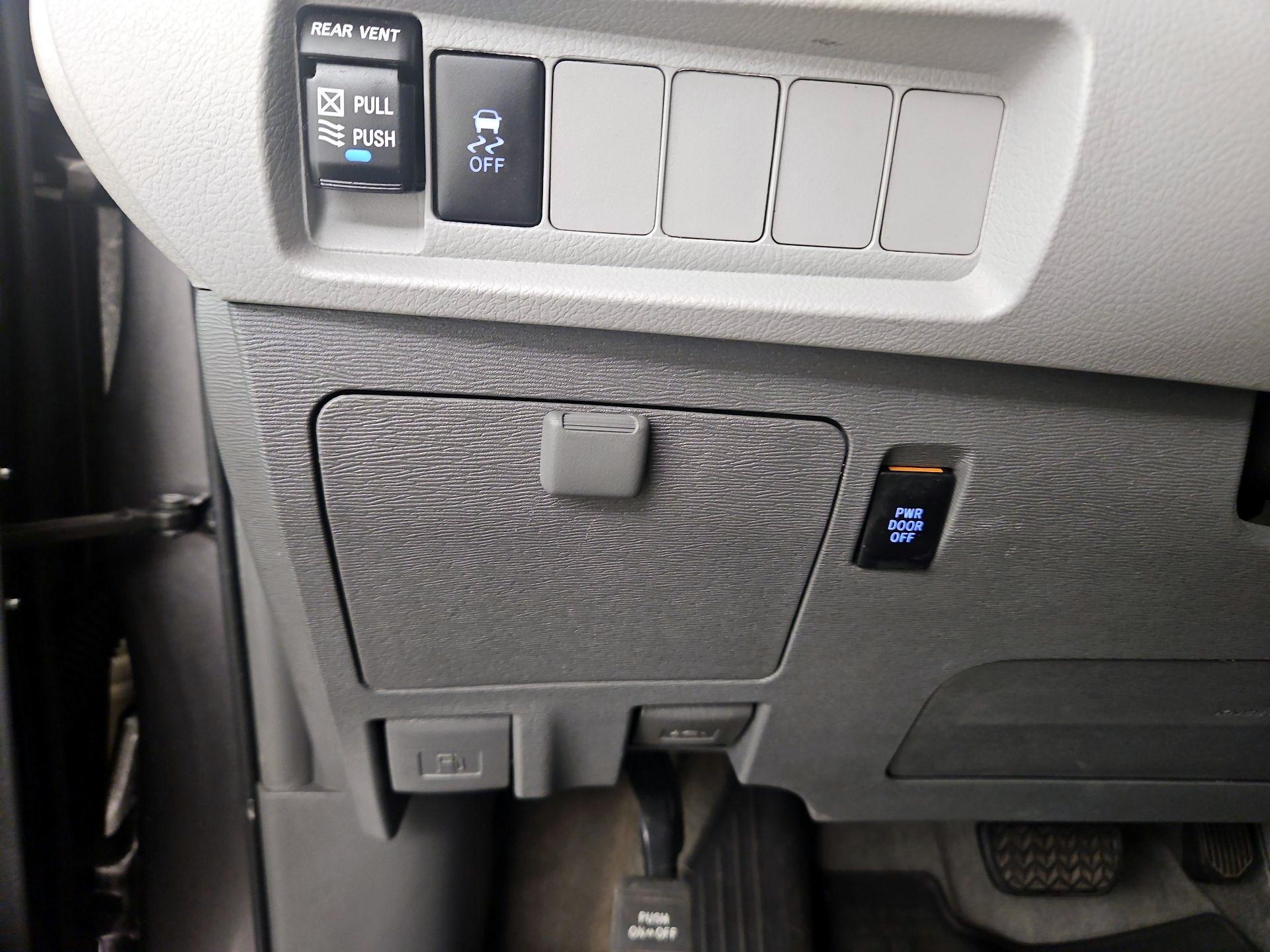 Thumbnail: 2018 Toyota Sienna - 13