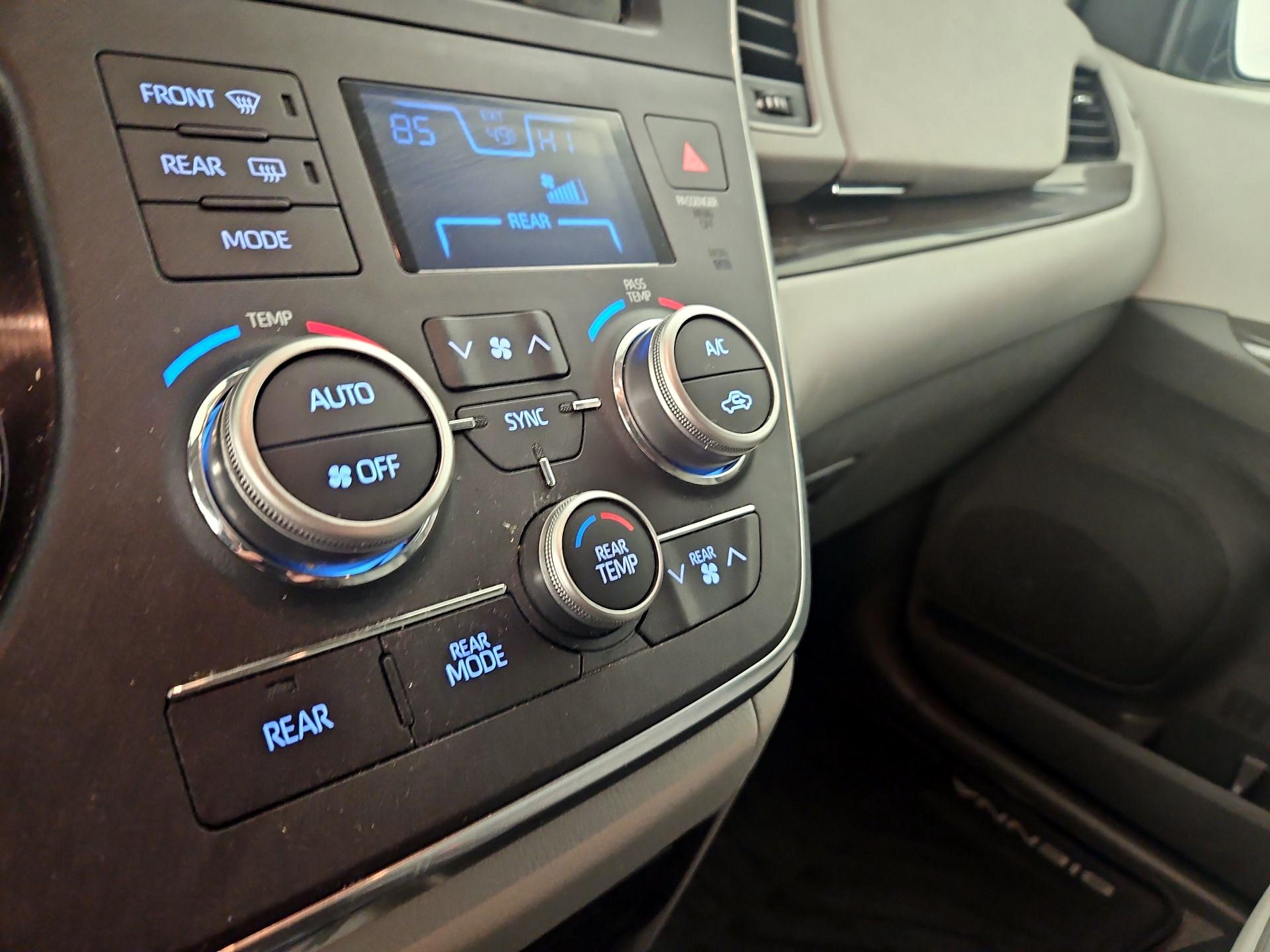 Thumbnail: 2018 Toyota Sienna - 16