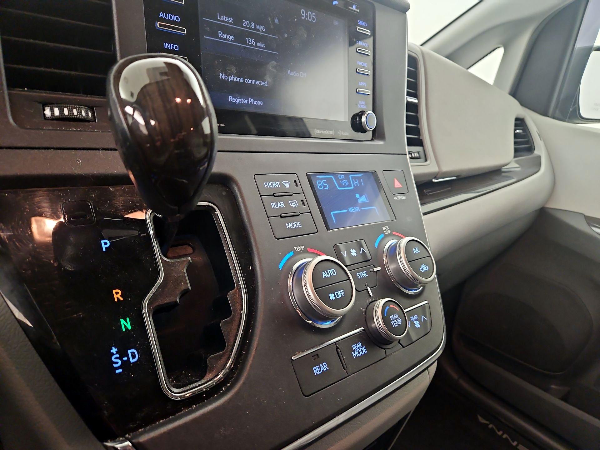 Thumbnail: 2018 Toyota Sienna - 17