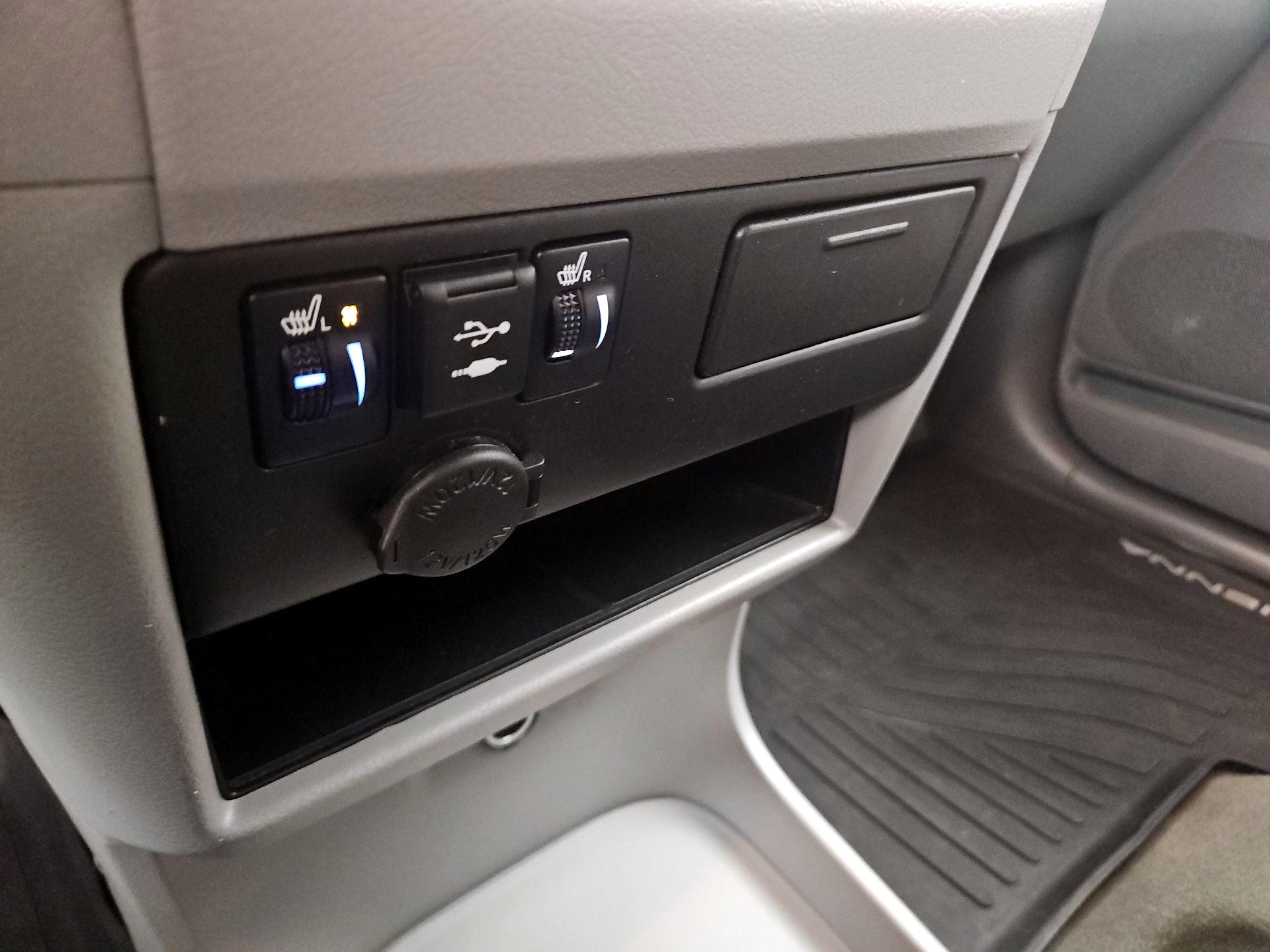 Thumbnail: 2018 Toyota Sienna - 18