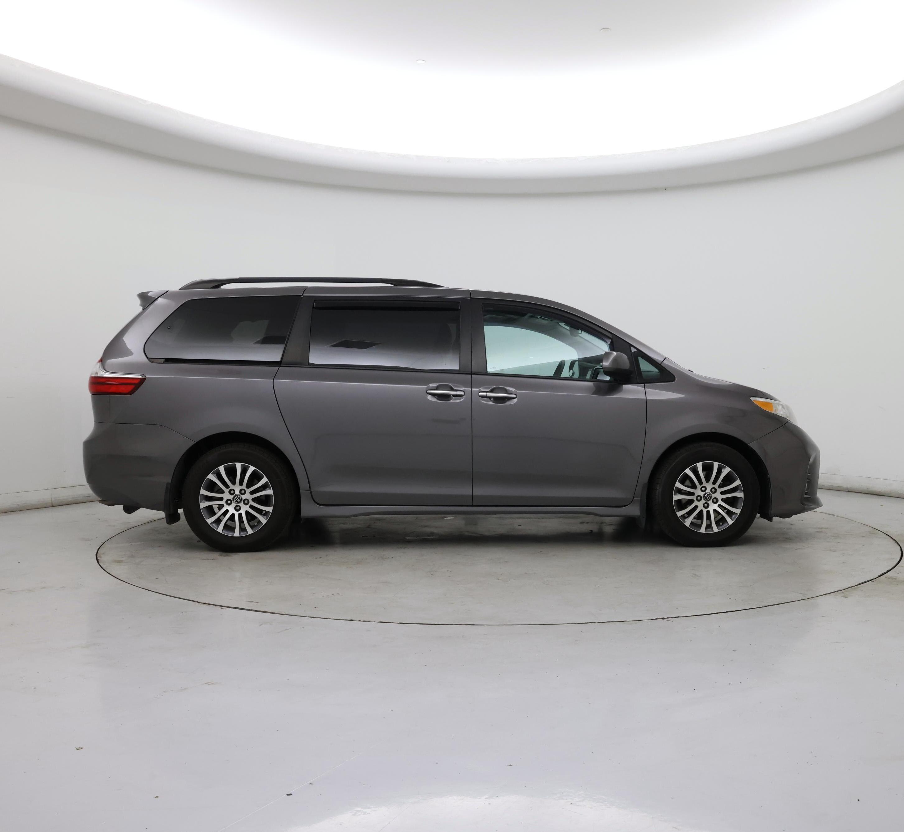 Thumbnail: 2018 Toyota Sienna - 7