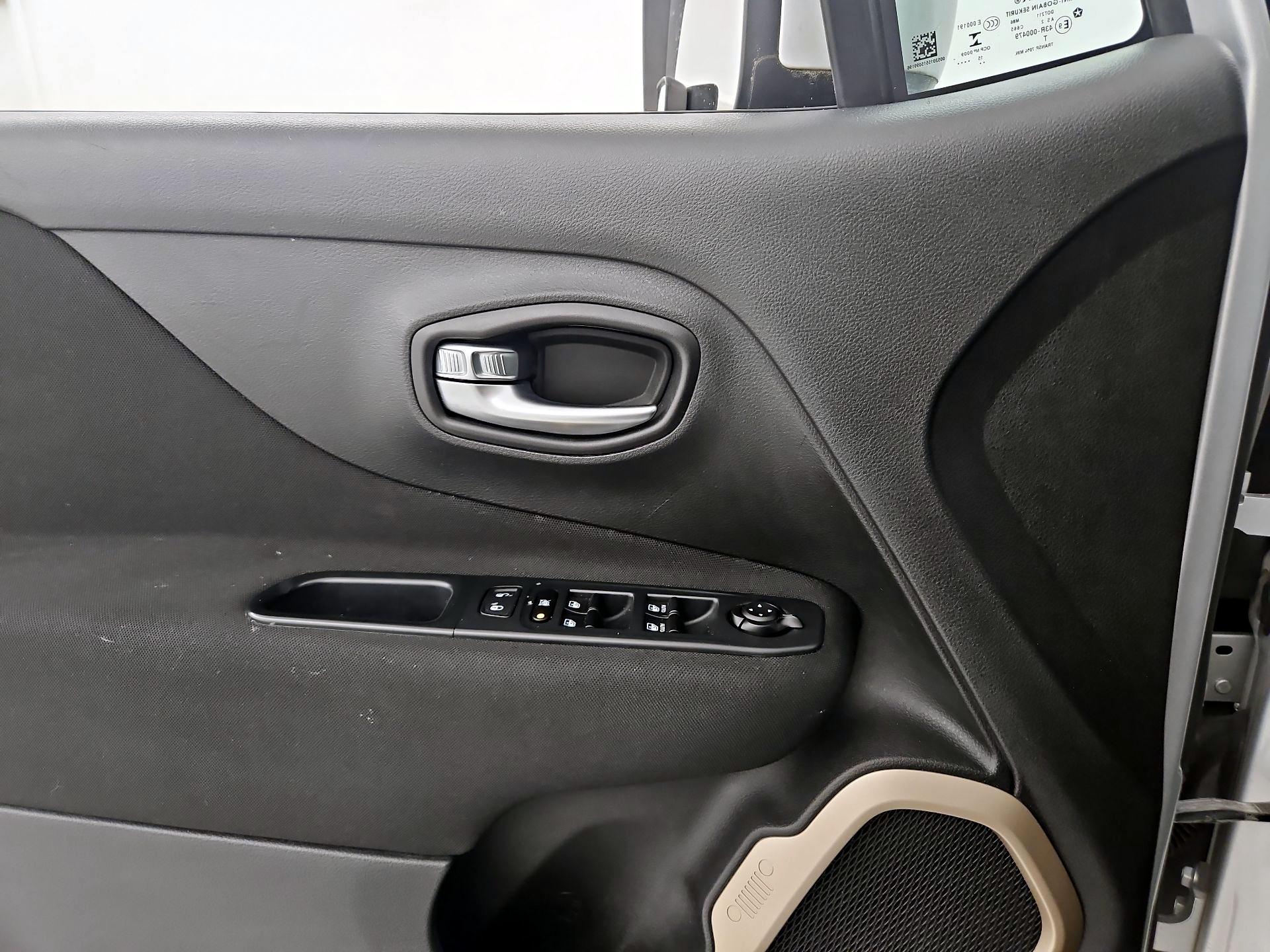 Thumbnail: 2016 Jeep Renegade - 12