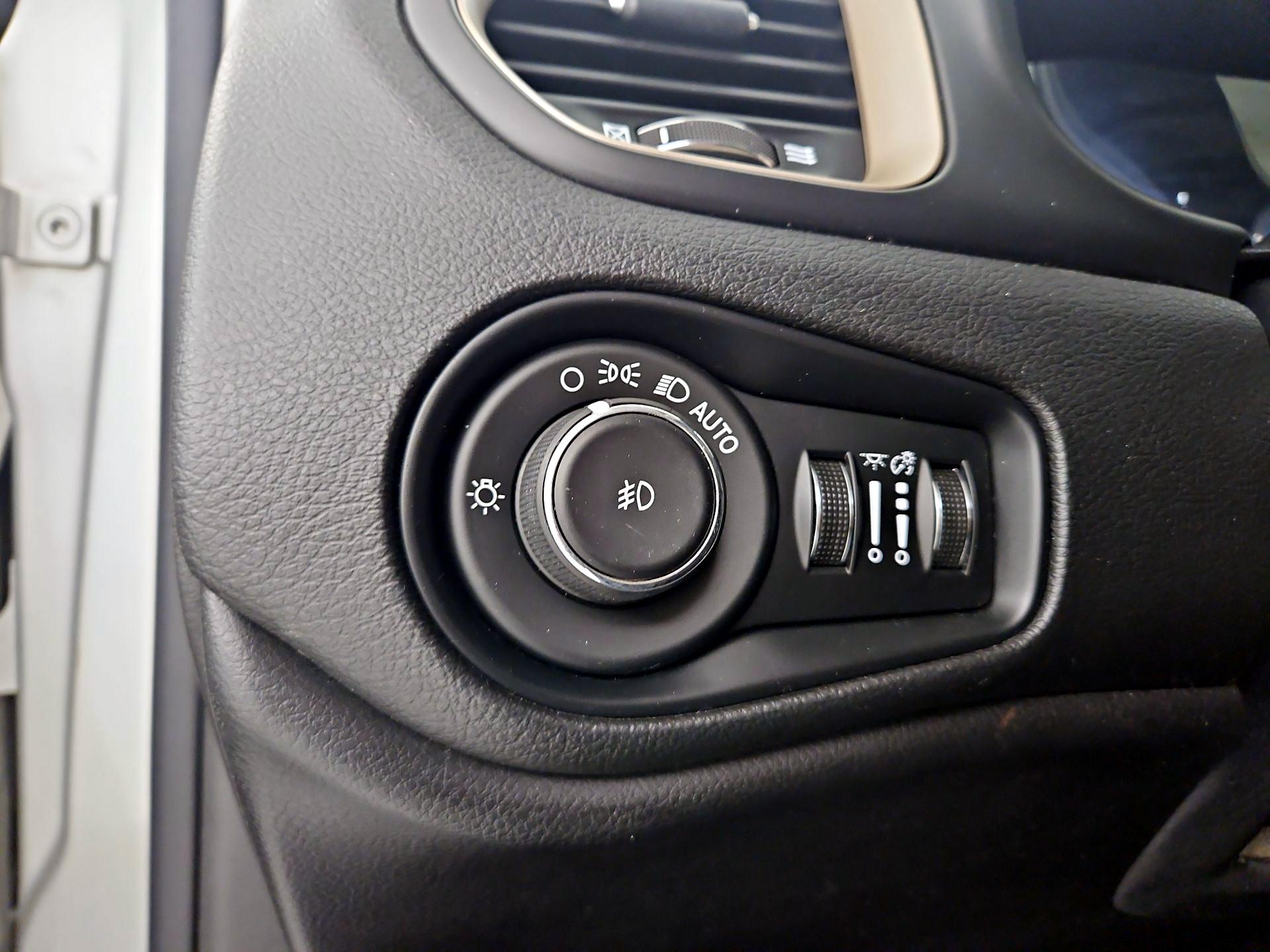 Thumbnail: 2016 Jeep Renegade - 13