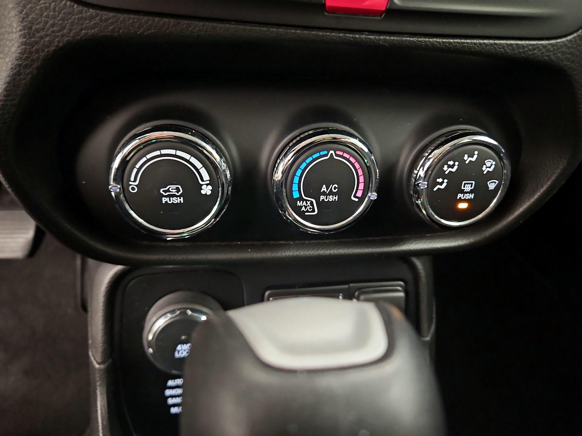 Thumbnail: 2016 Jeep Renegade - 16