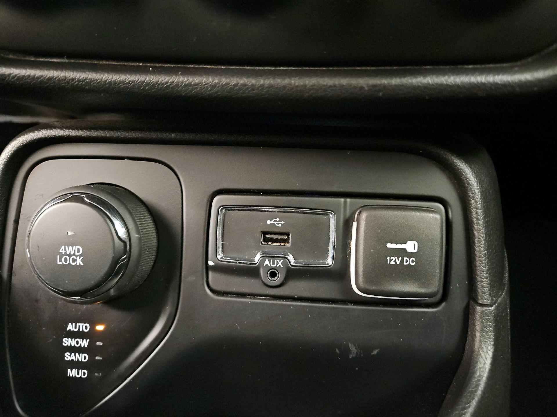 Thumbnail: 2016 Jeep Renegade - 18