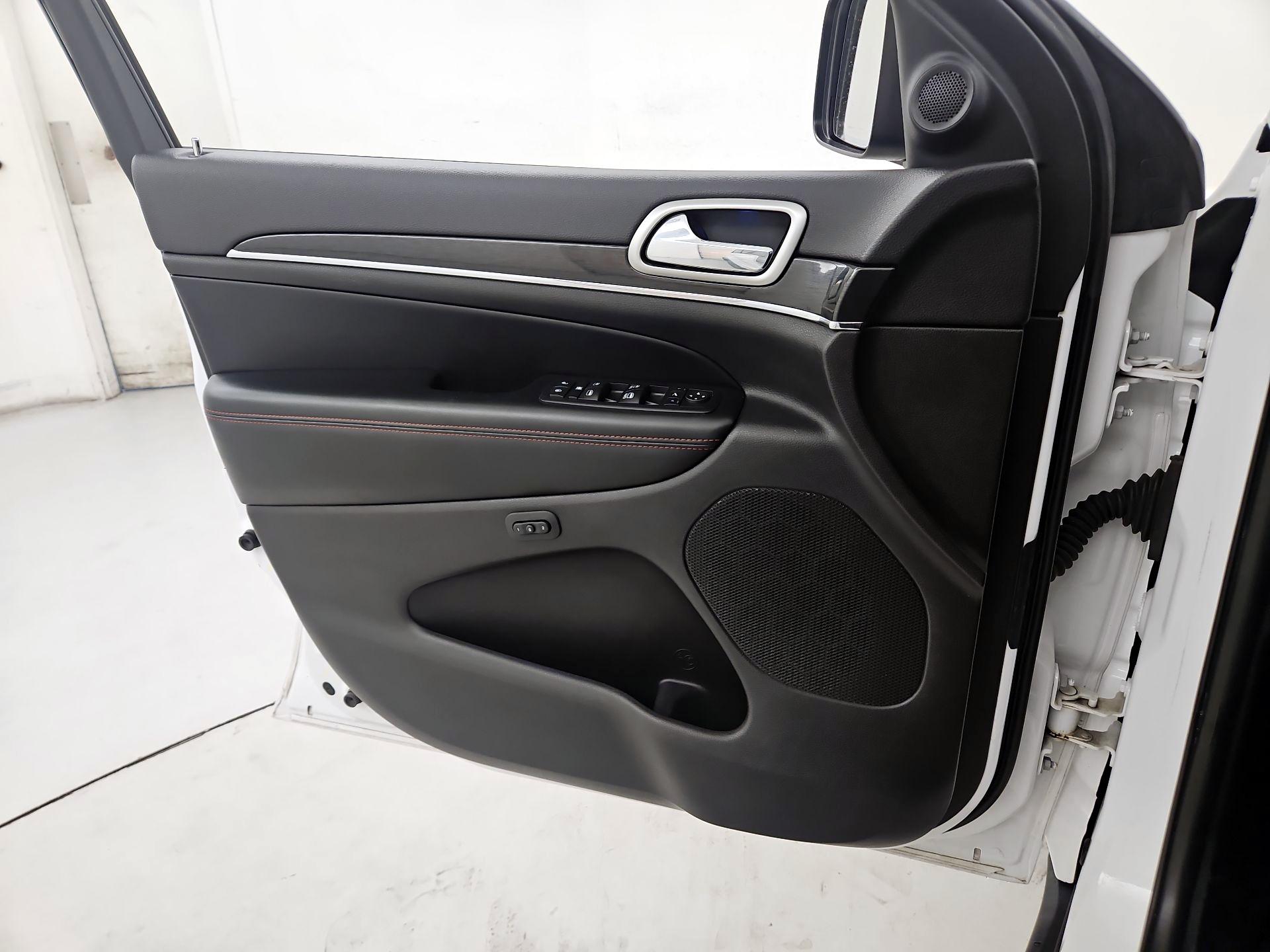 Thumbnail: 2017 Jeep Grand Cherokee - 12