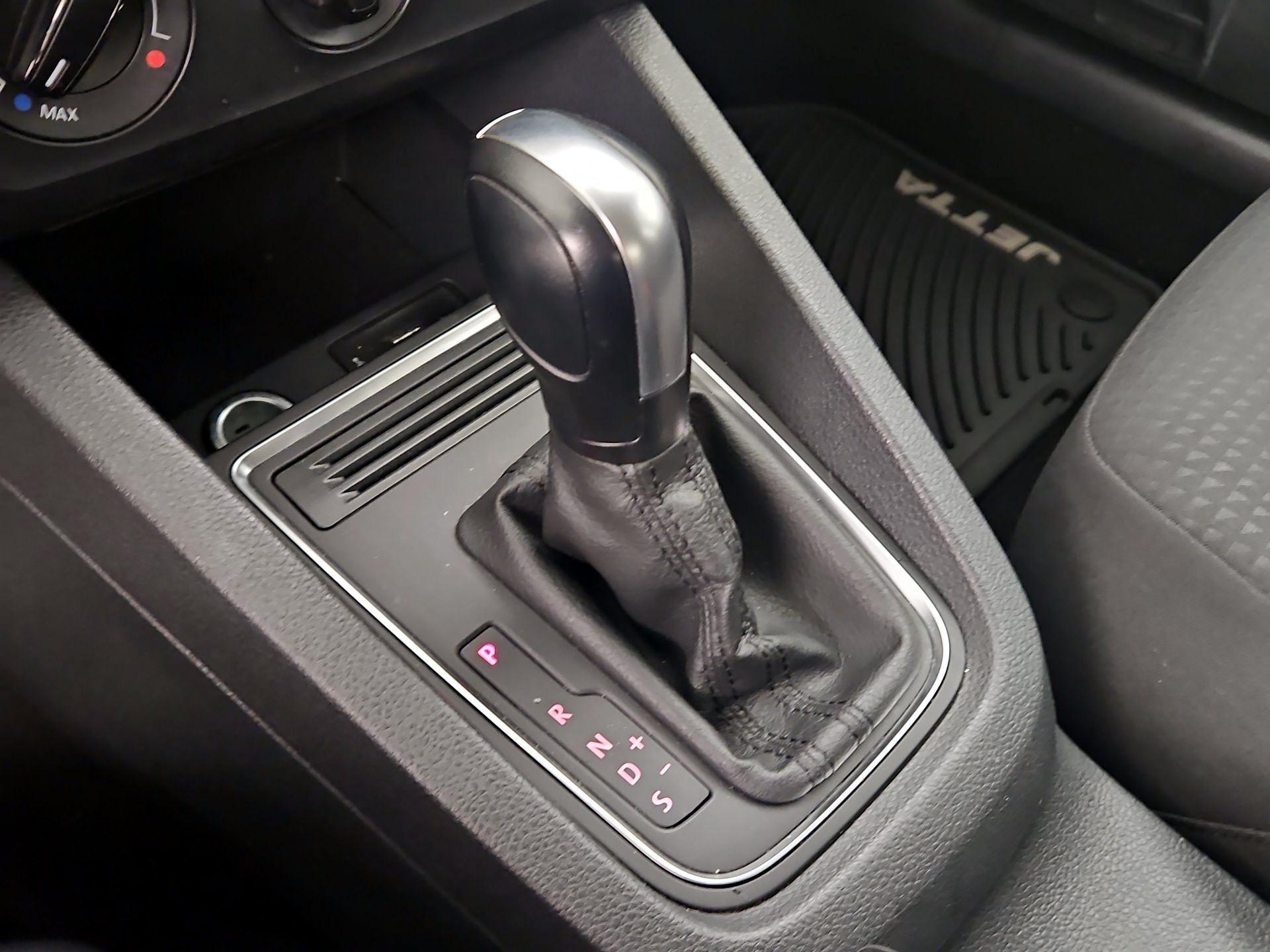 Thumbnail: 2016 Volkswagen Jetta - 16