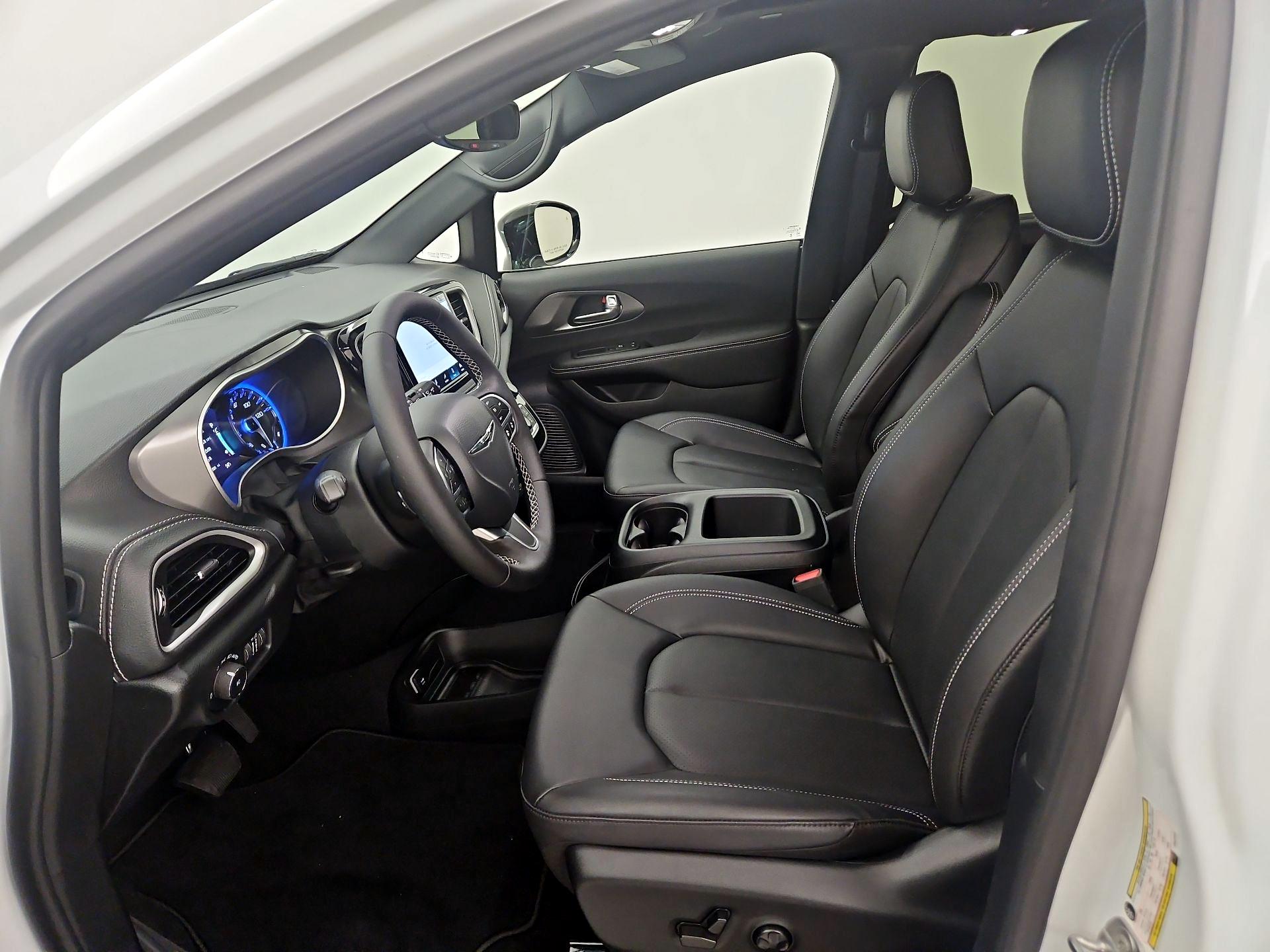 Thumbnail: 2025 Chrysler Pacifica - 11