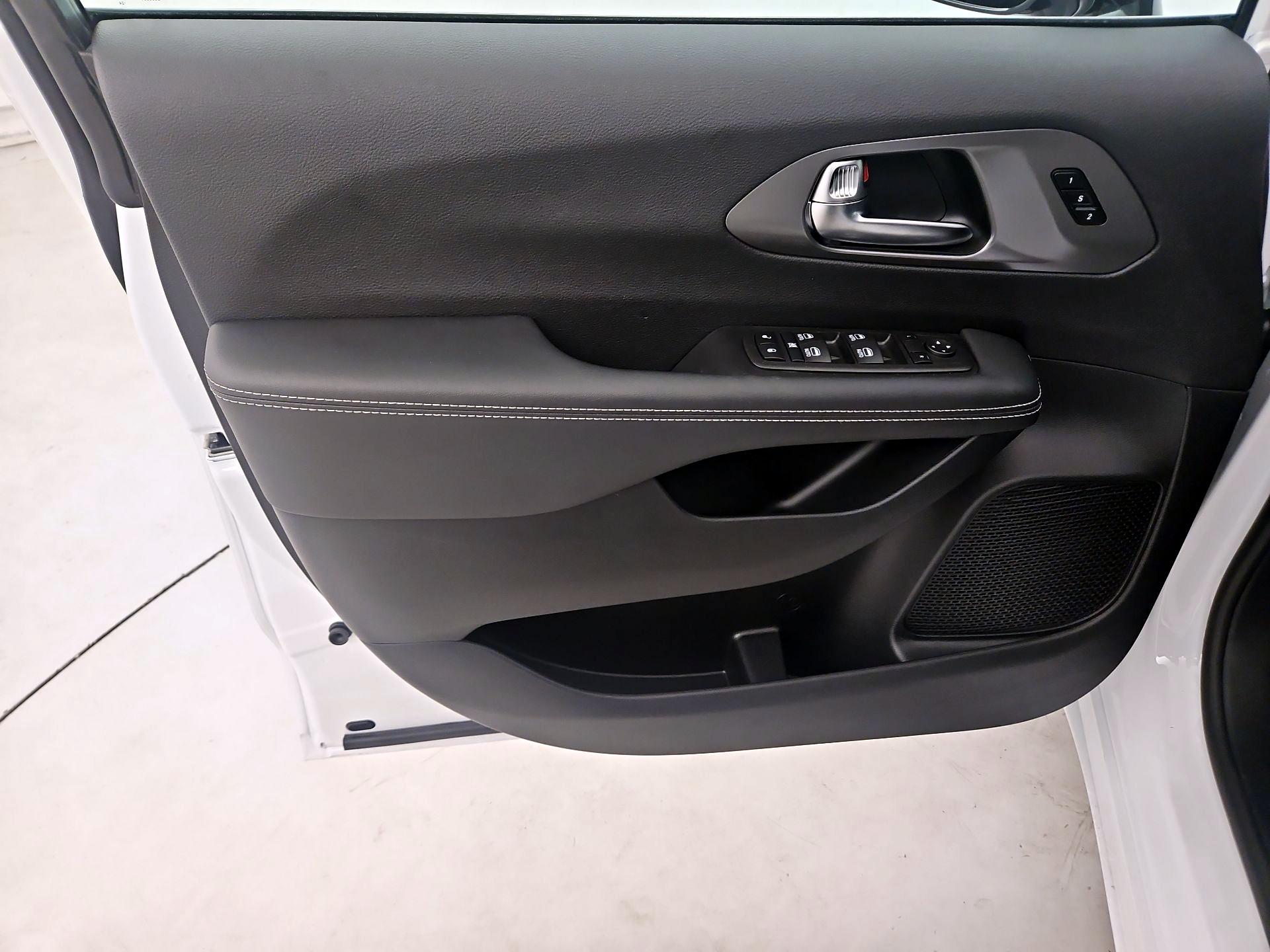 Thumbnail: 2025 Chrysler Pacifica - 12