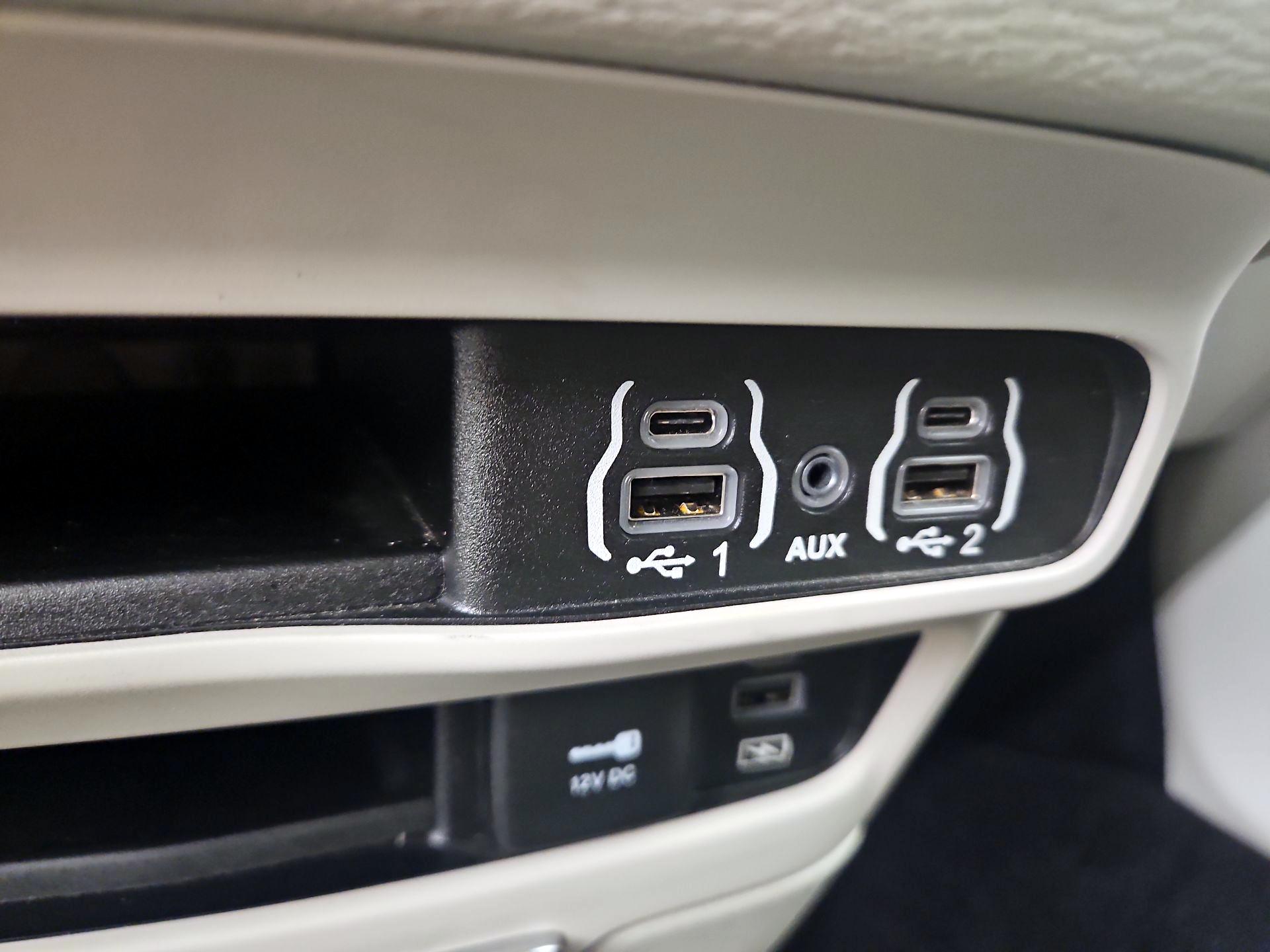 Thumbnail: 2022 Chrysler Pacifica - 18