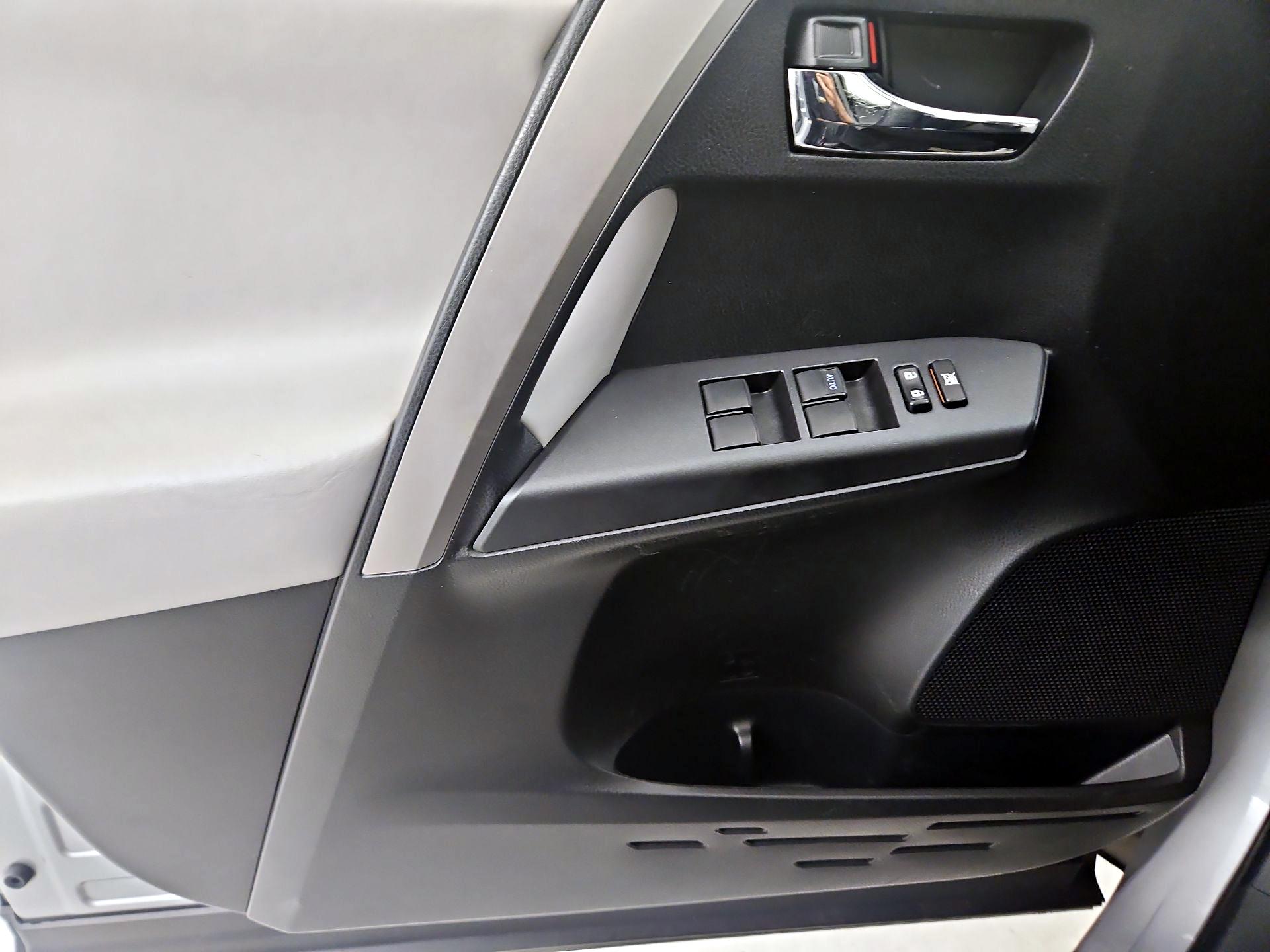 Thumbnail: 2018 Toyota RAV4 - 12