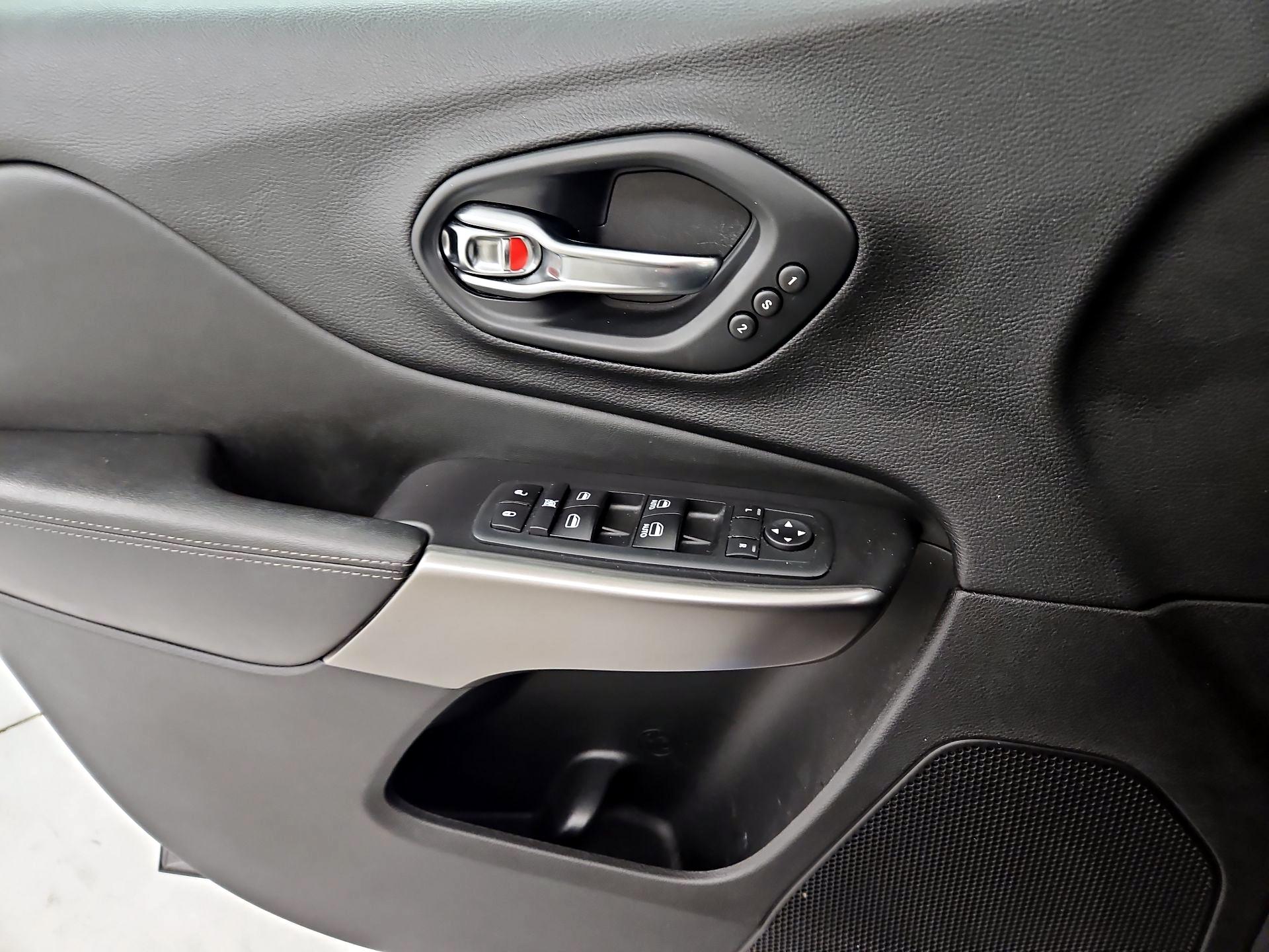 Thumbnail: 2020 Jeep Cherokee - 12